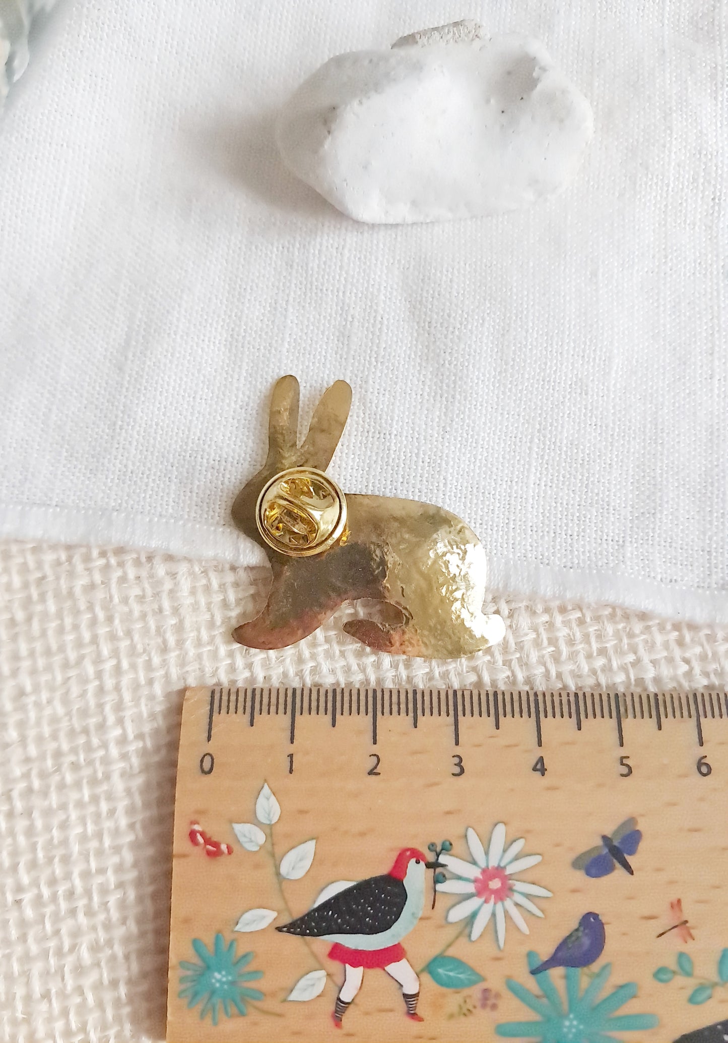 Pin's lapin texturé en laiton