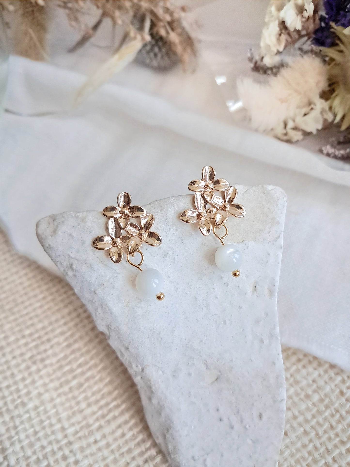 Boucles d'oreilles fleurs de lilas et perles en coquillage 