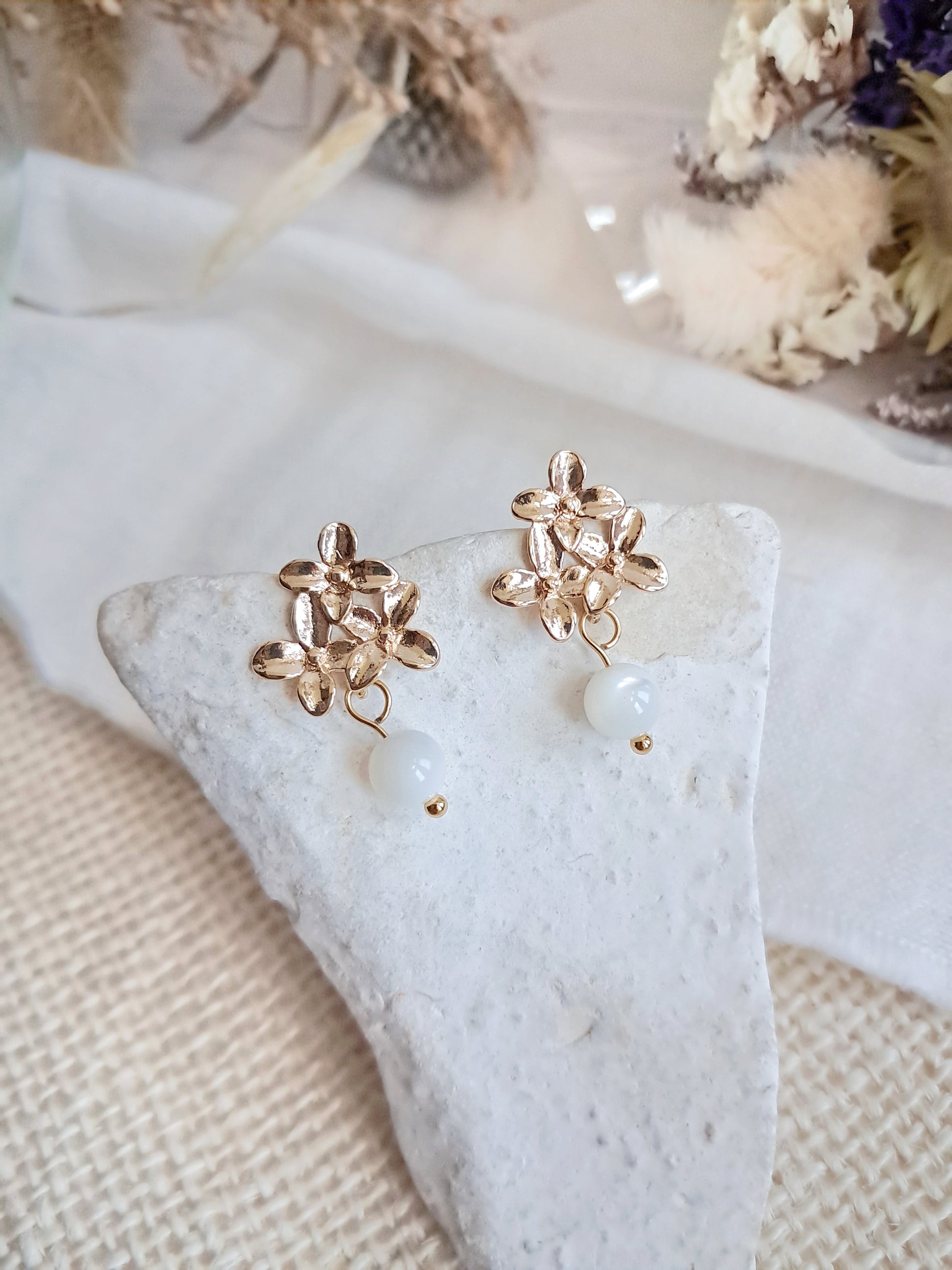 Boucles d'oreilles fleurs de lilas et perles en coquillage 