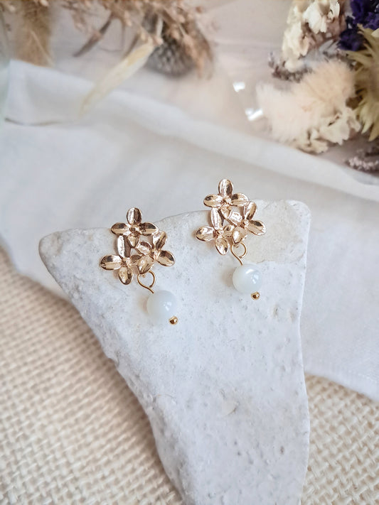Boucles d'oreilles fleurs de lilas et perles en coquillage 