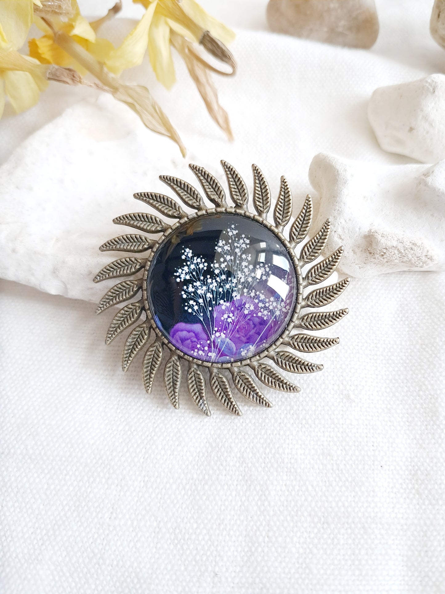 Broche cabochon fleur de gypsophile
