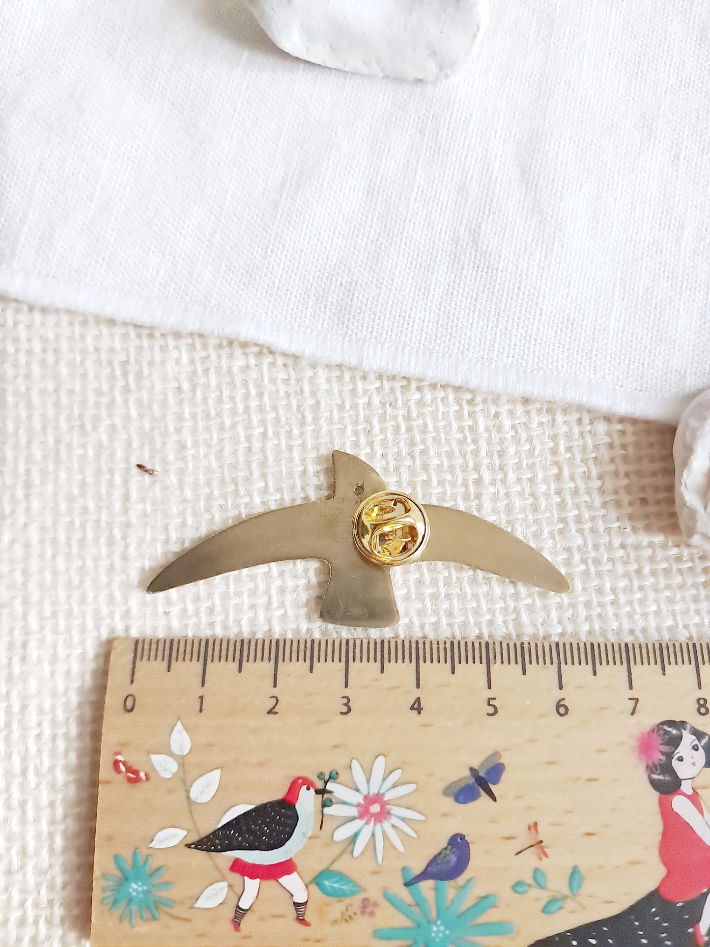 Pin's mouette en laiton et émail