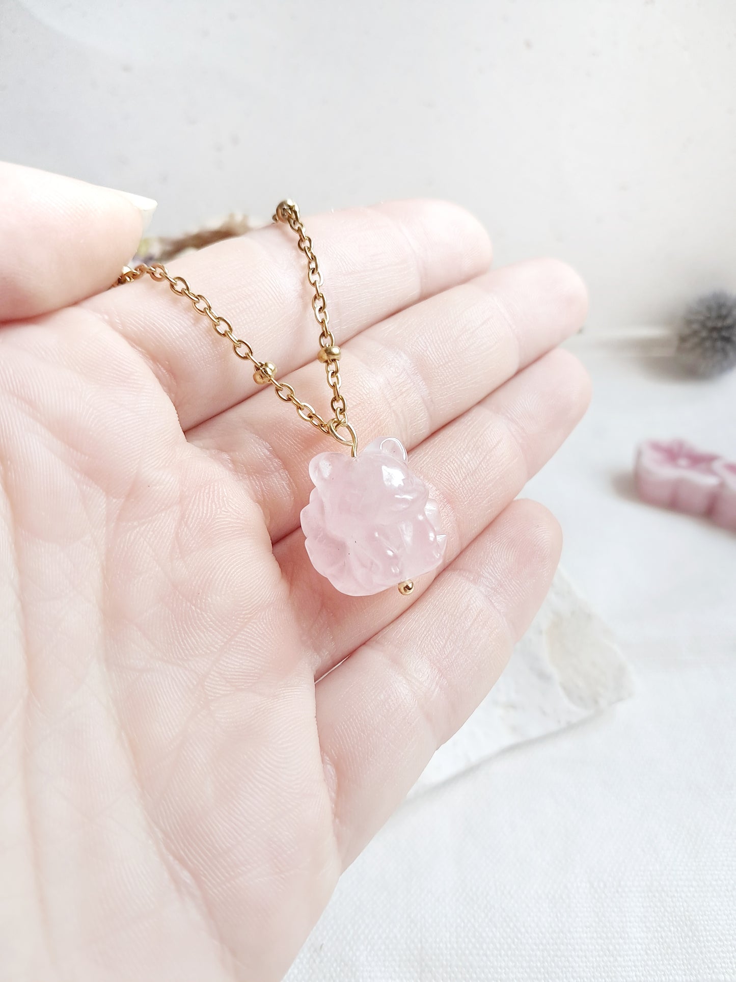 Collier renard à neuf queues en quartz rose et acier inoxydable doré