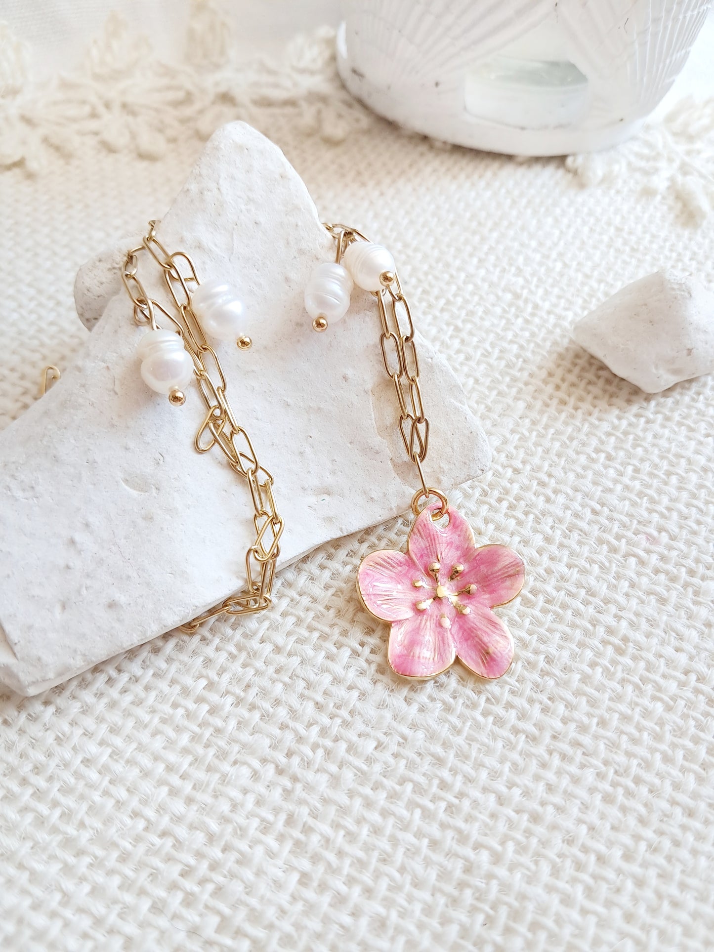 Collier fleur rose en acier inoxydable et perles d'eau douce