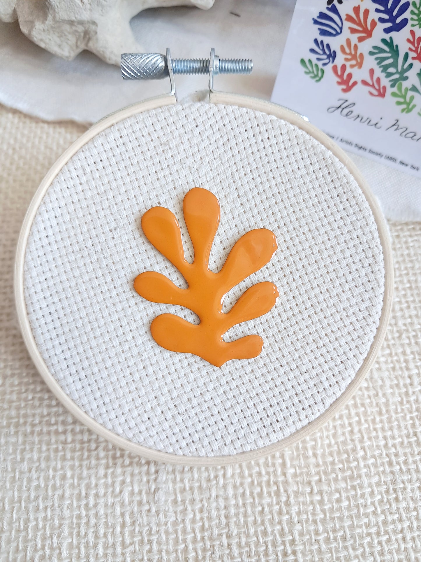 Pin's algue orange inspirée de Matisse