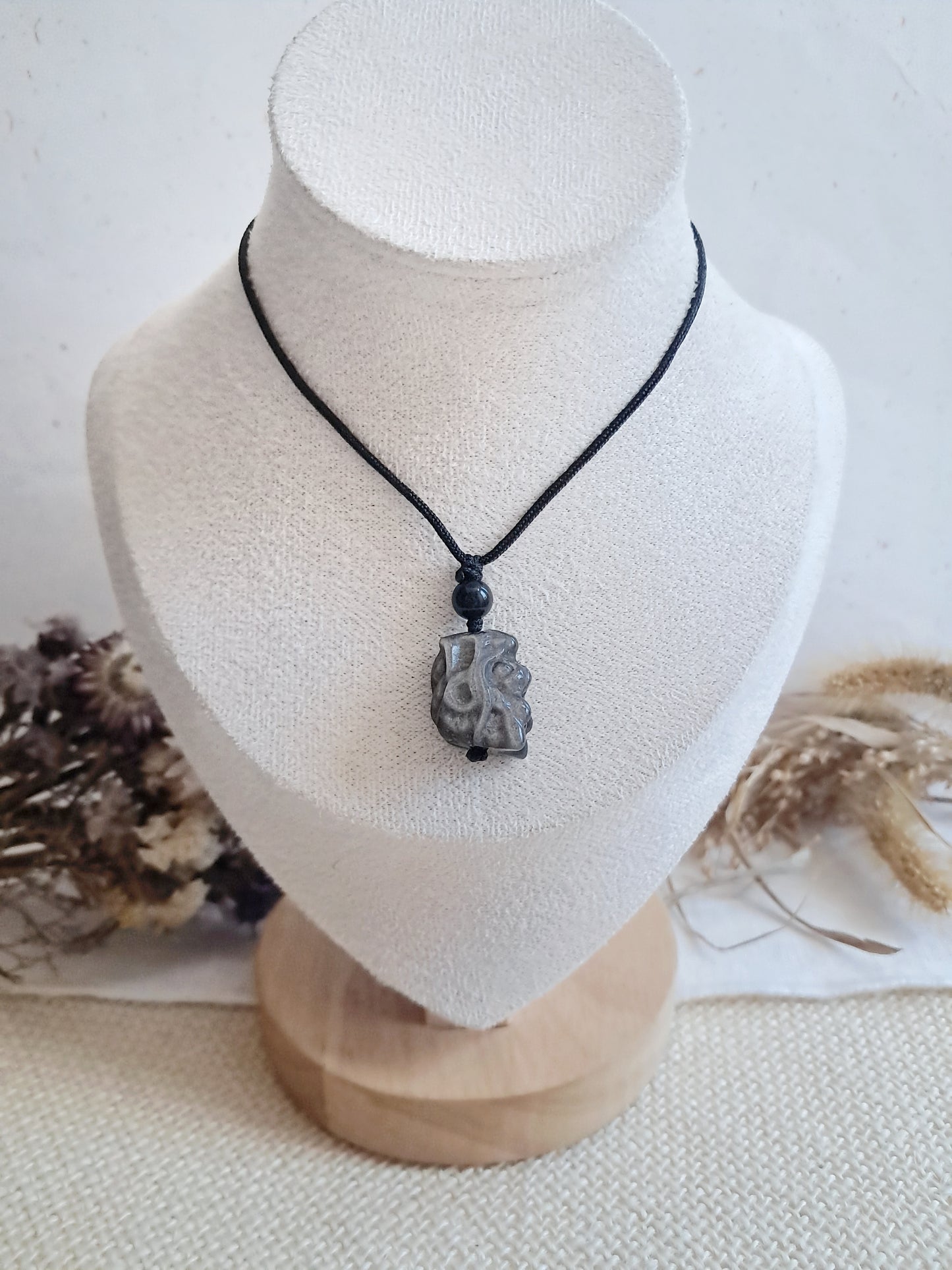 Collier tête de dragon en obsidienne argentée