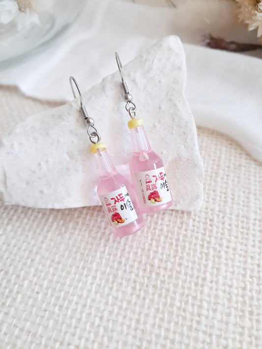 Boucles d'oreilles bouteilles de soju rose résine et en acier inoxydable 