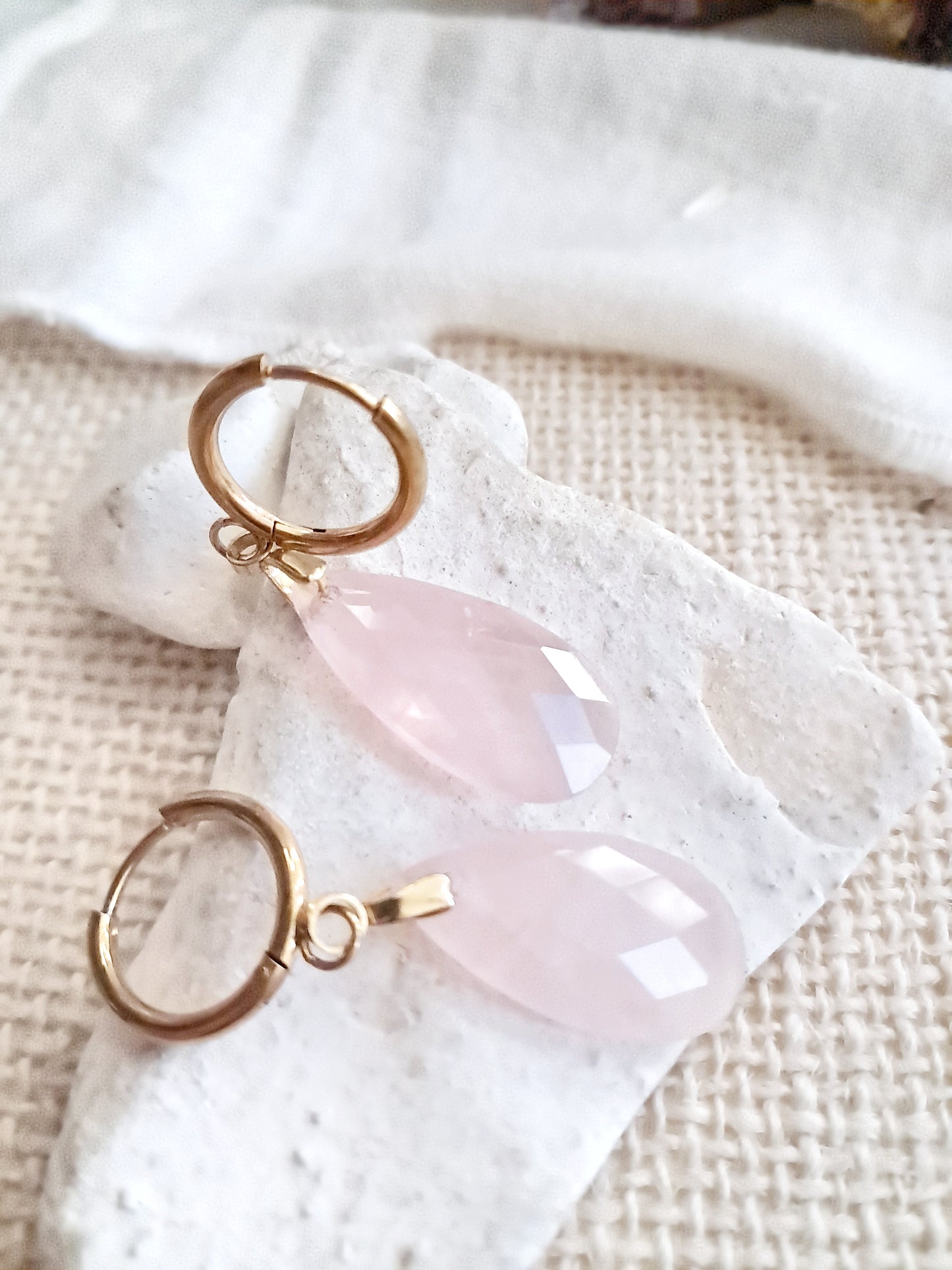Boucles d'oreilles créoles gouttes en quartz rose et en acier inoxydable doré