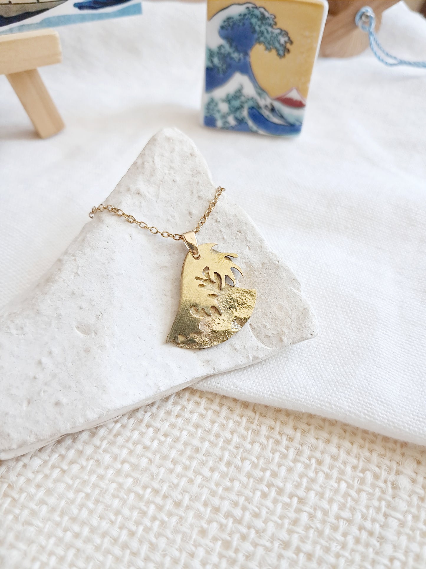 Collier la grande vague de Kanagawa par Hokusai