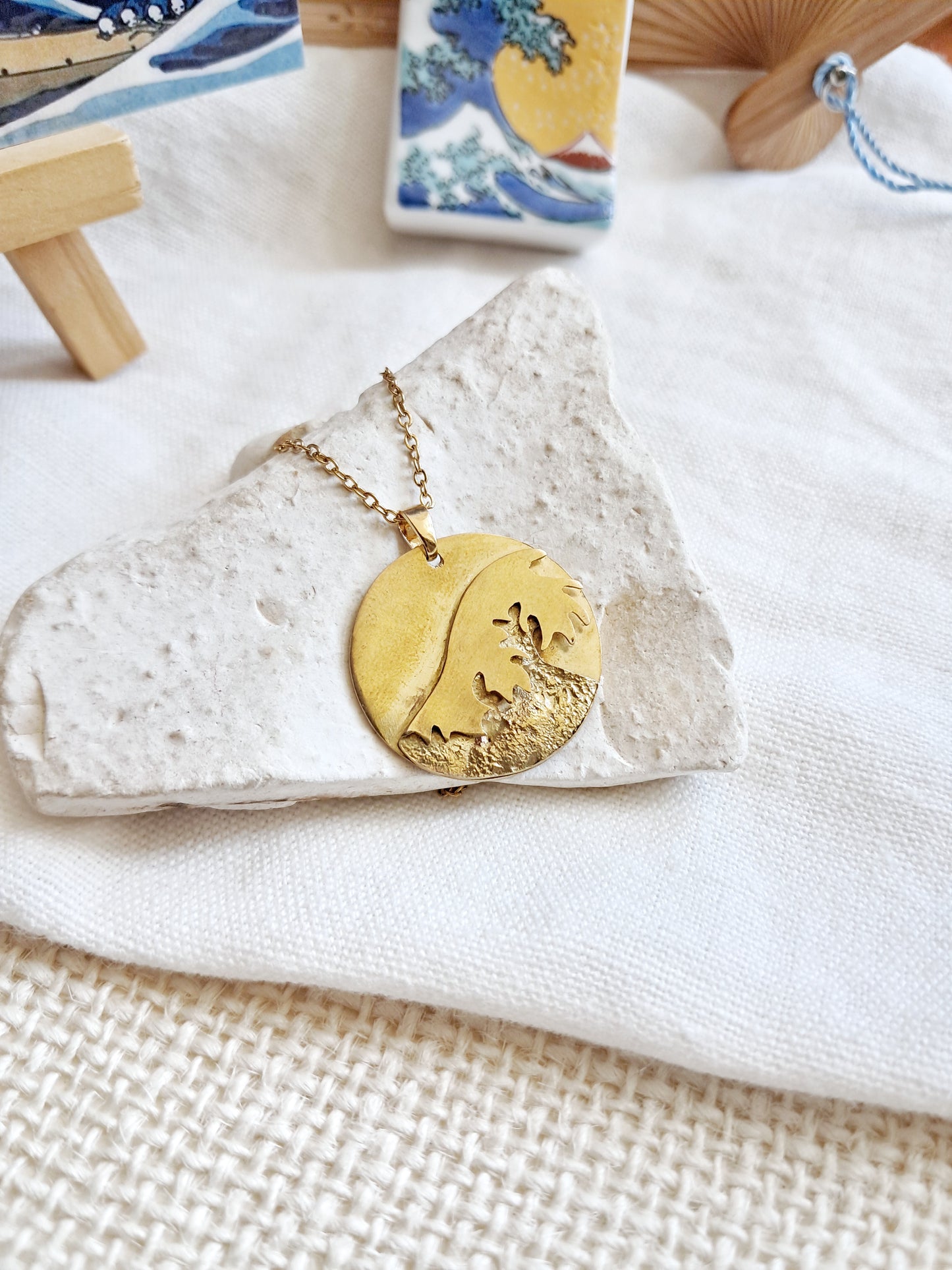 Collier médaillon La grande vague de Kanagawa par Hokusai