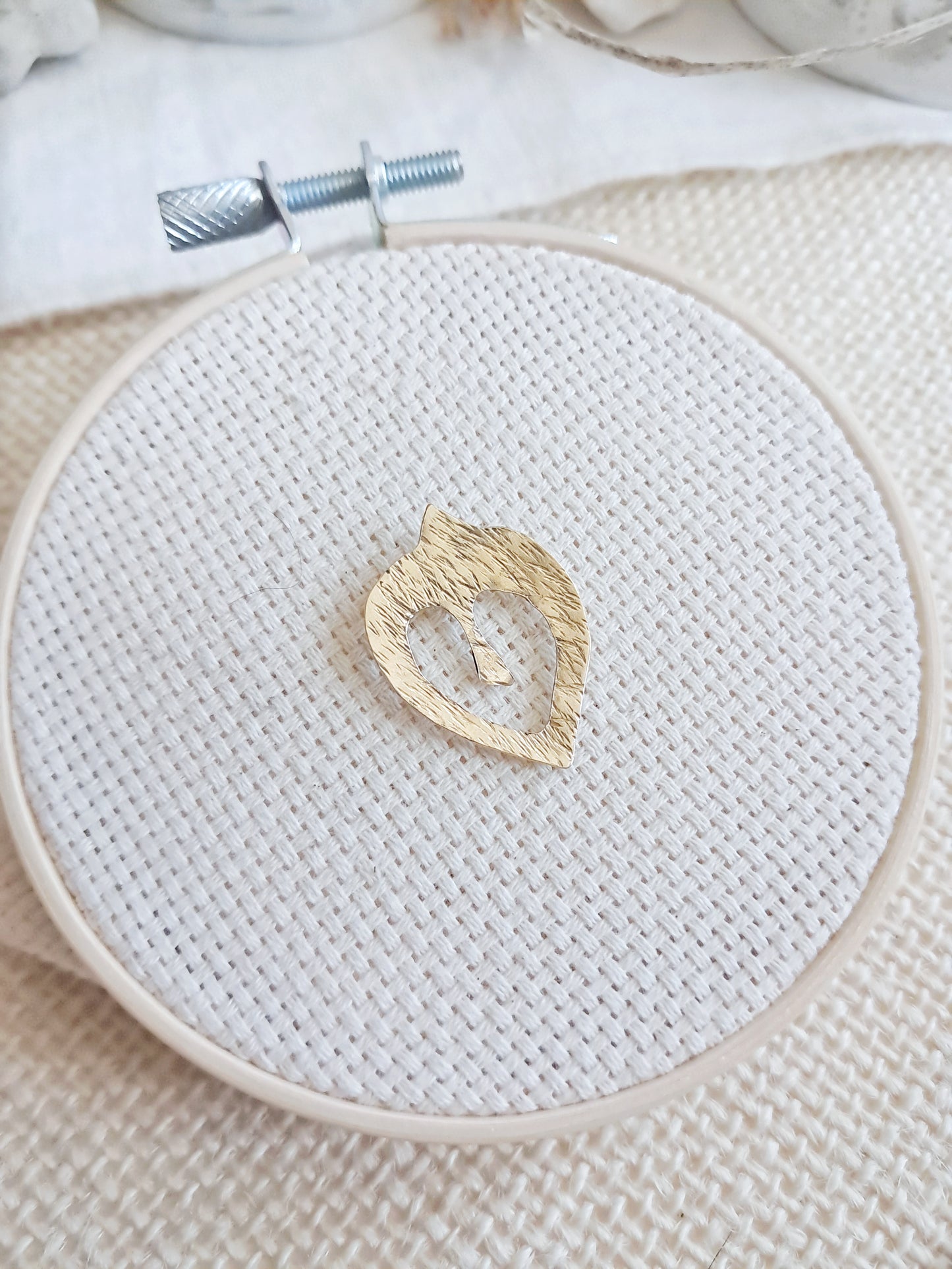 Petit pin's oiseau en laiton inspiré de Matisse