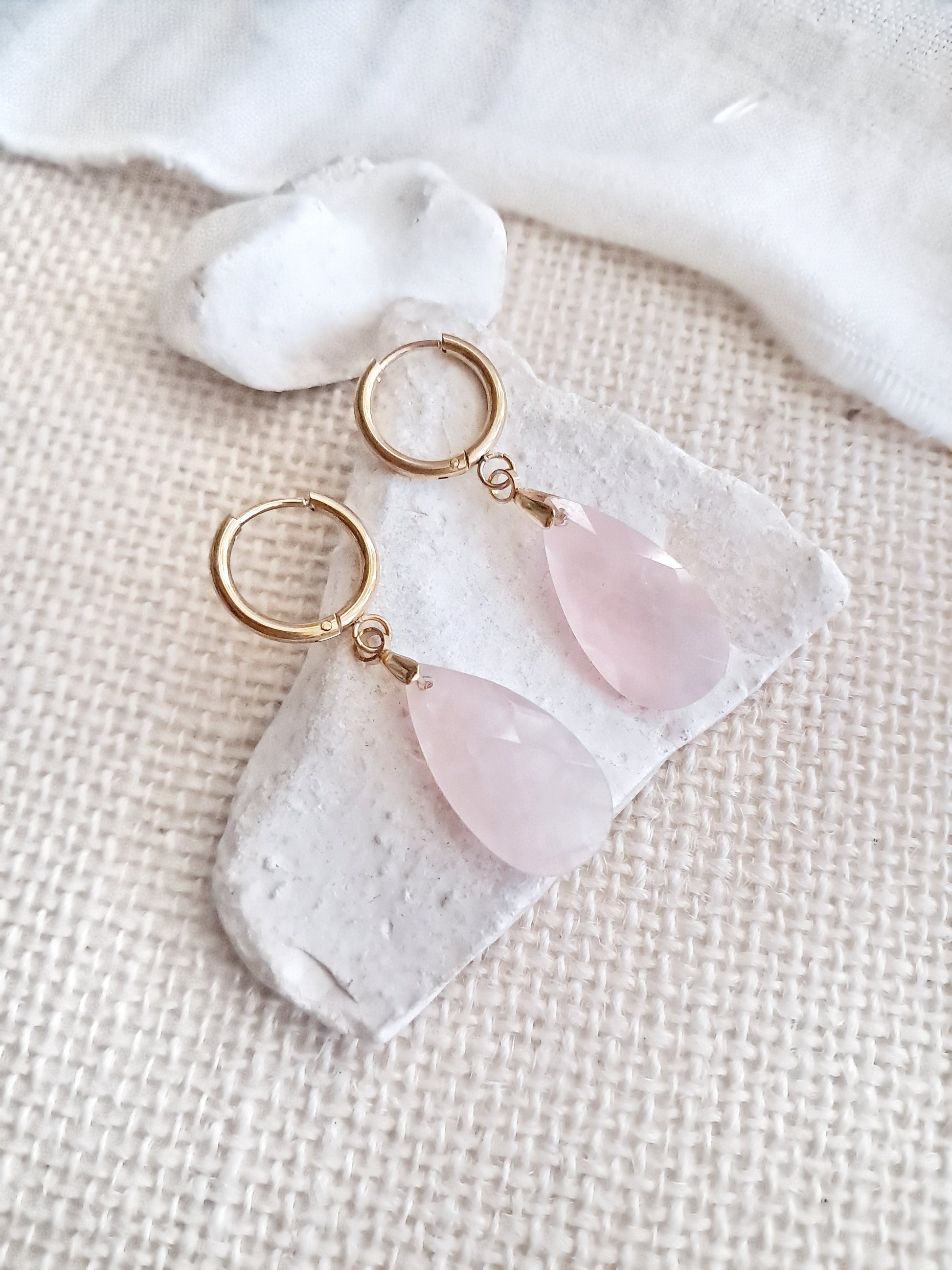 Boucles d'oreilles créoles gouttes en quartz rose et en acier inoxydable doré