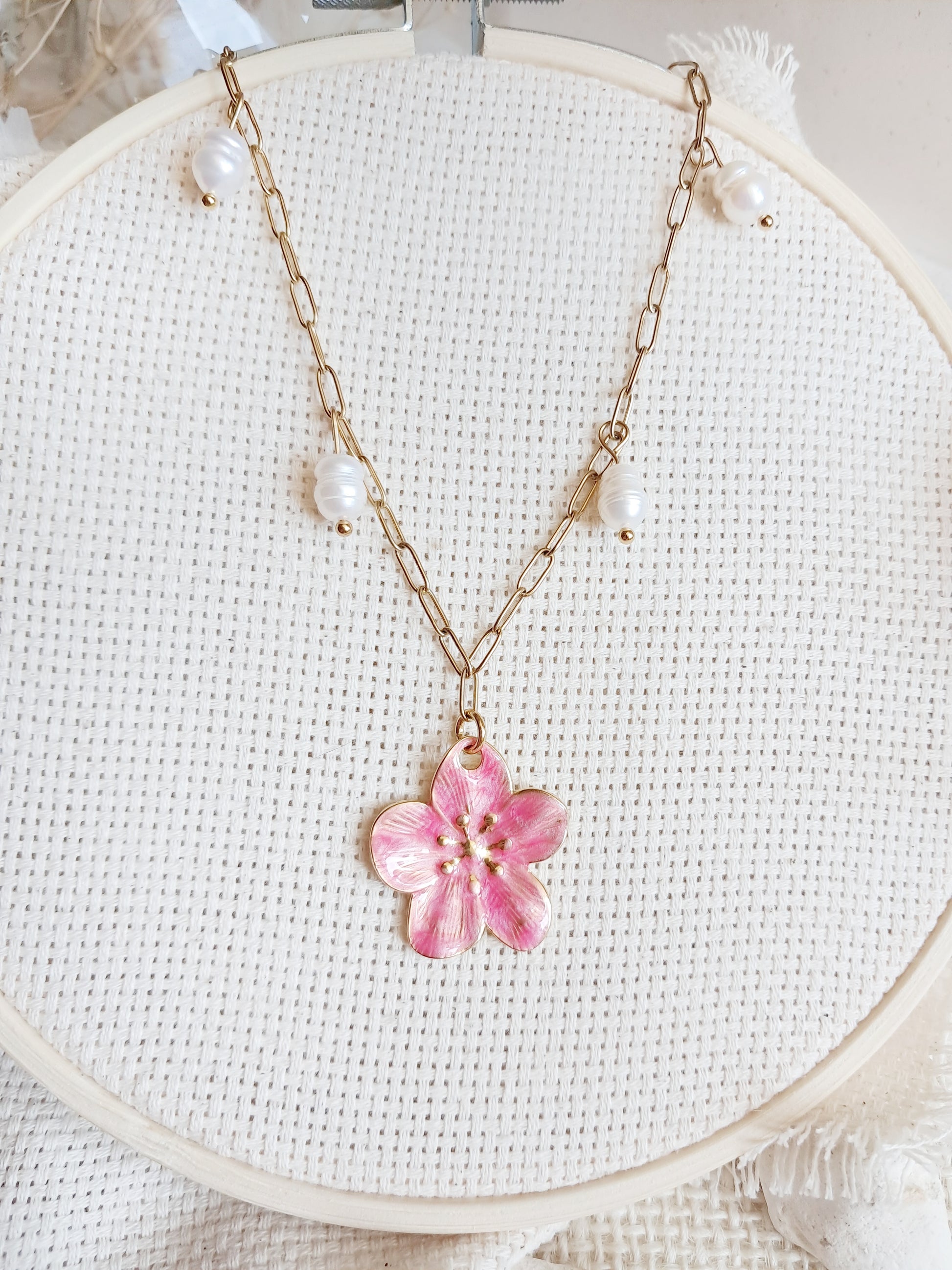 Collier fleur rose en acier inoxydable et perles d'eau douce 