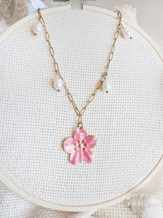Collier fleur rose en acier inoxydable et perles d'eau douce 