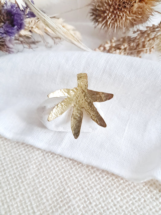 Pin's feuille texturée en laiton 