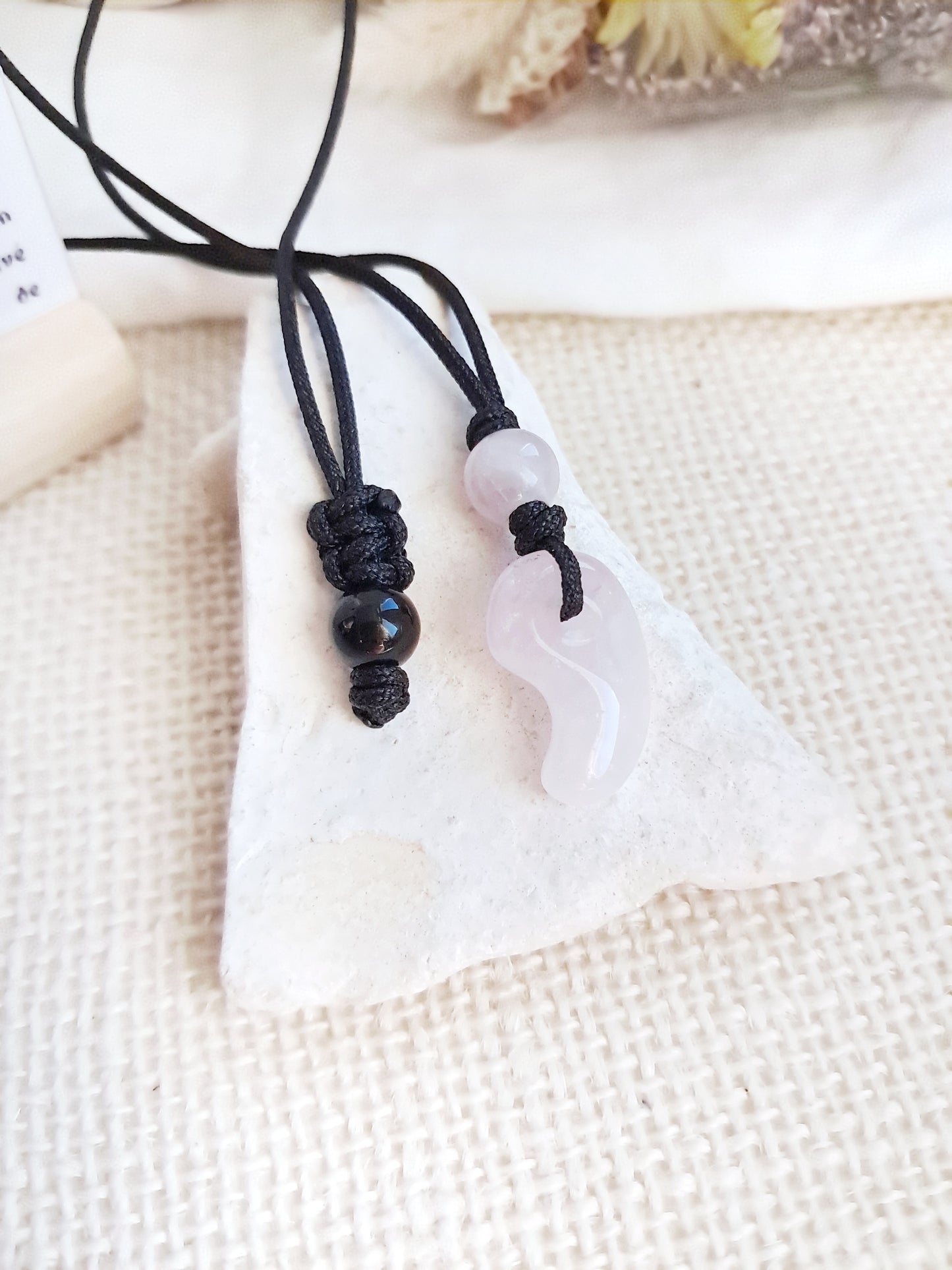 Collier en cordon Magatama Gogok en quartz rose