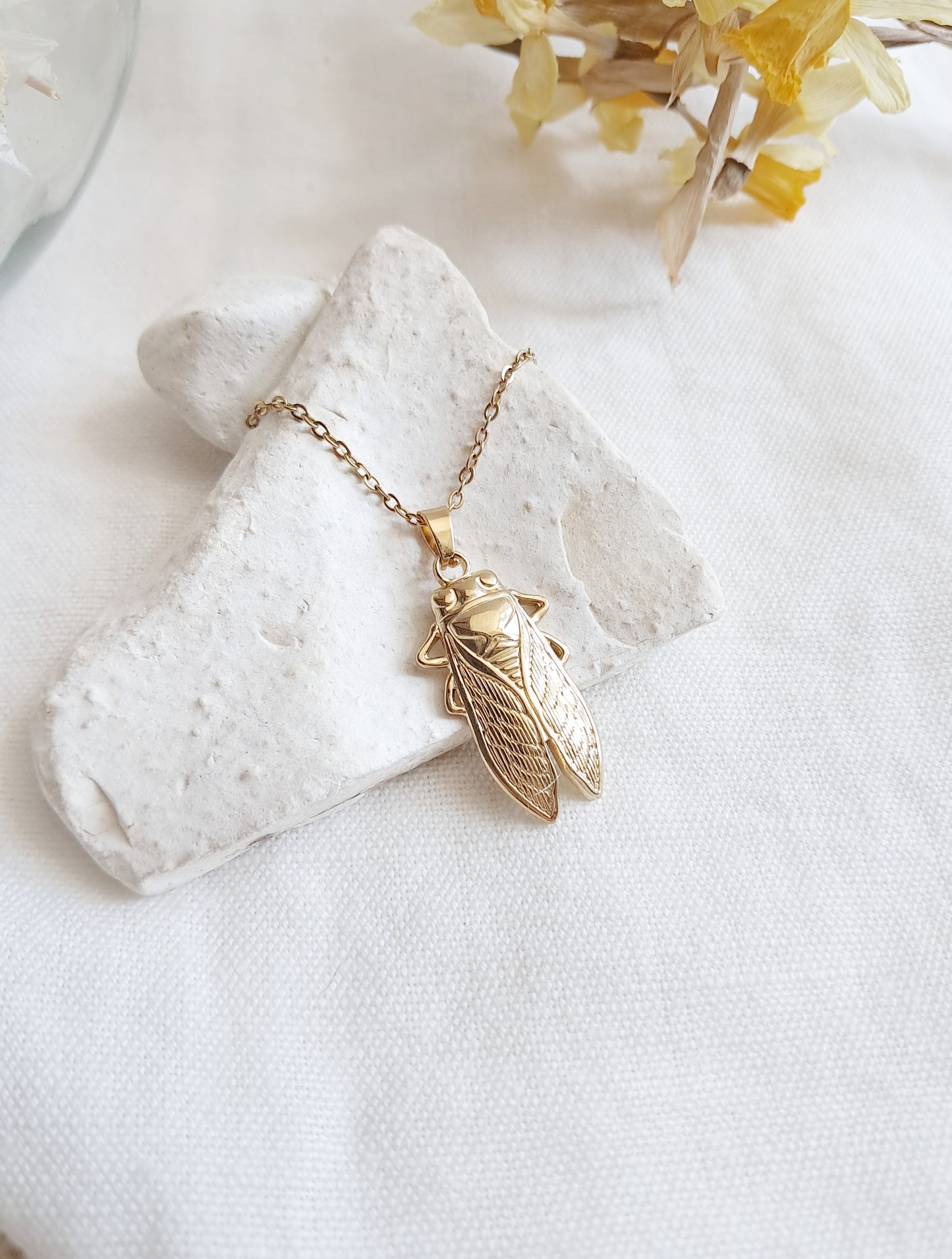 Collier pendentif cigale en acier inoxydable doré