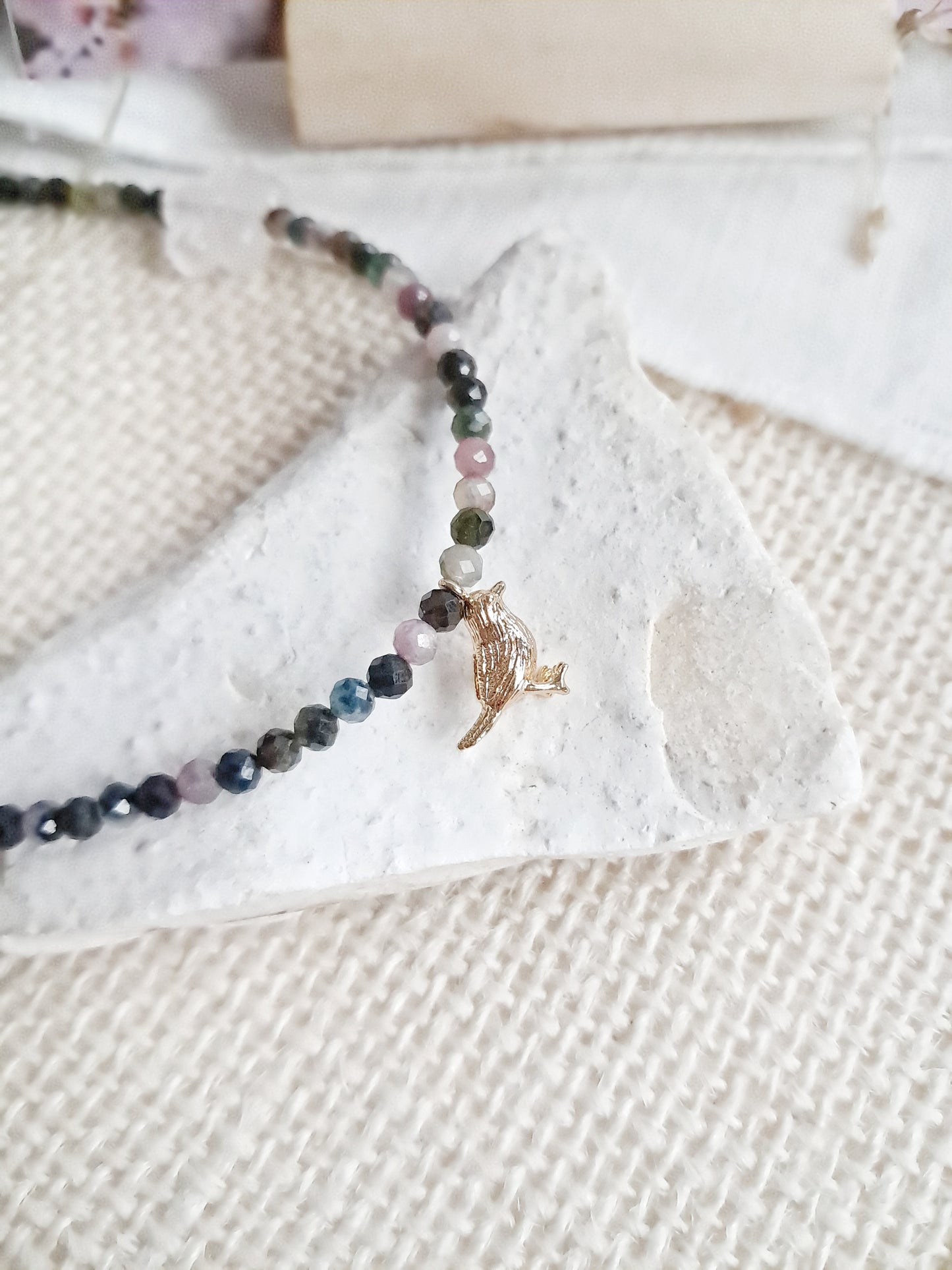 Collier fleurs de cerisier (벚꽃) en tourmaline, quartz rose et laiton 24k