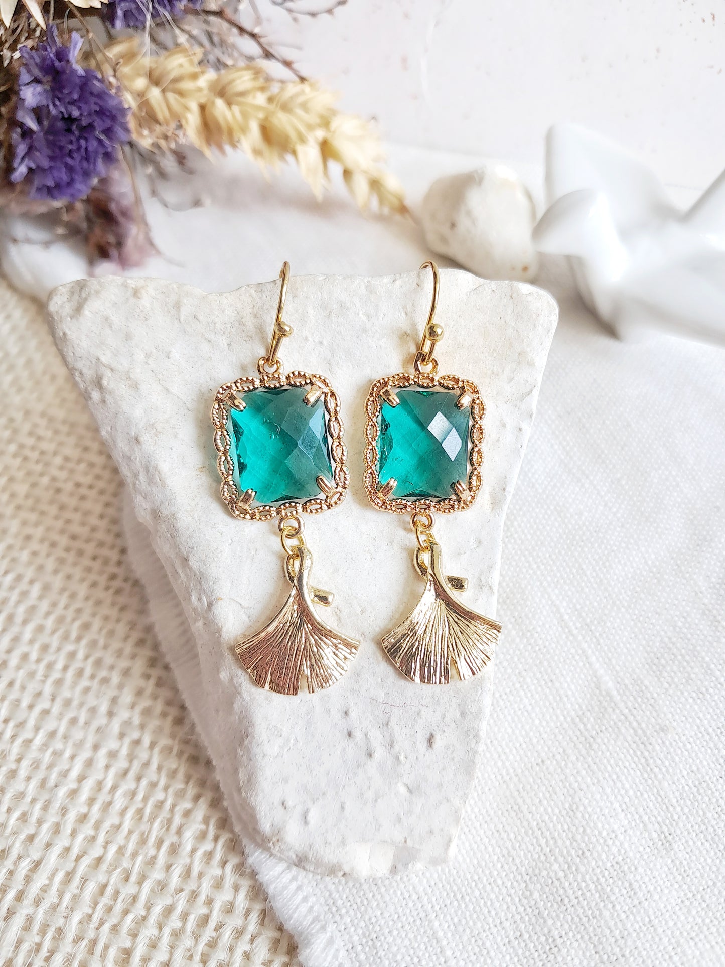 Boucles d'oreilles pendantes feuilles de ginkgo et gemmes vertes