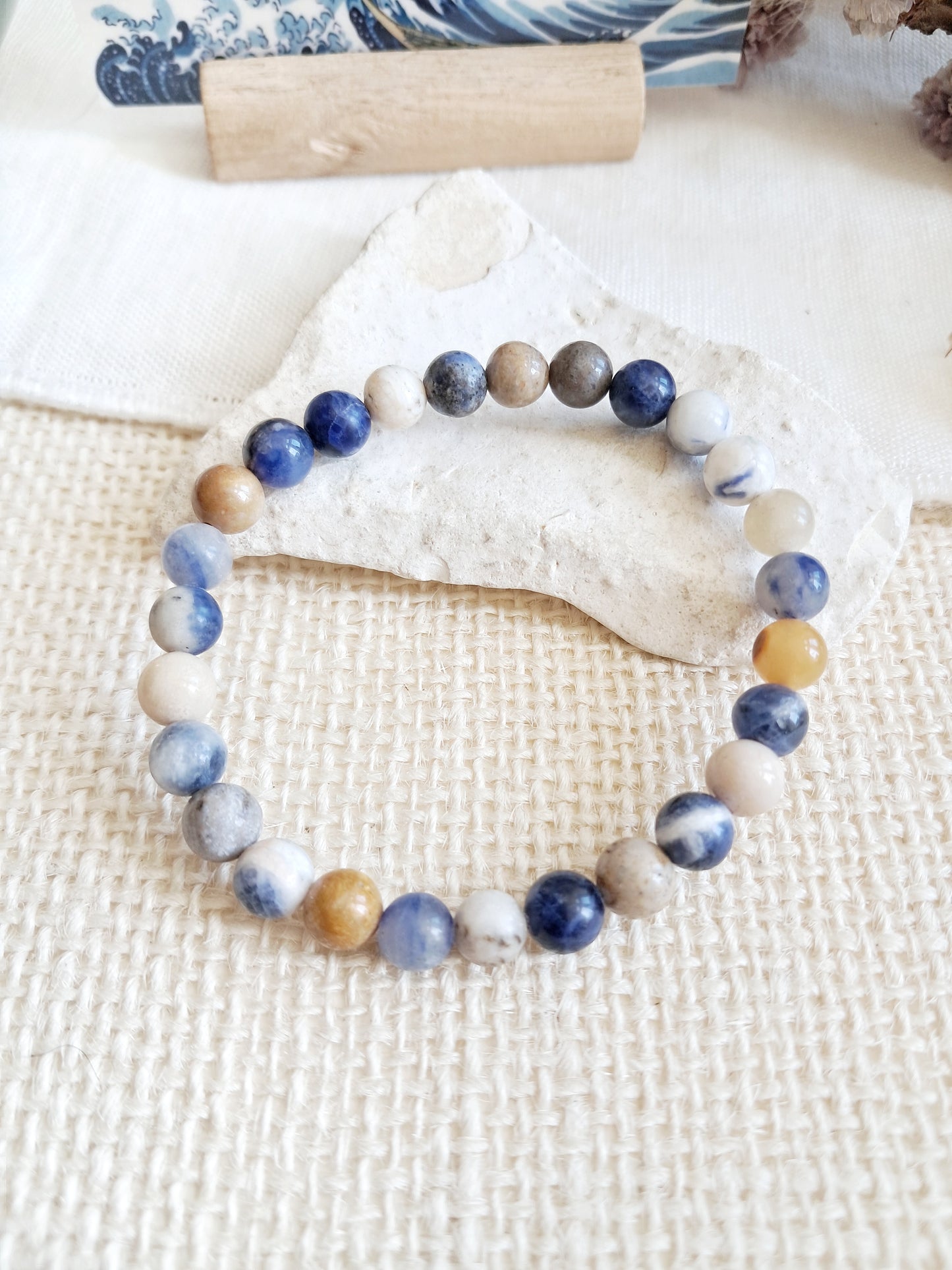 Bracelet inspiré de "La Grande Vague de Kanagawa" d'Hokusai (perles brillantes) - exposition Nantes 2025