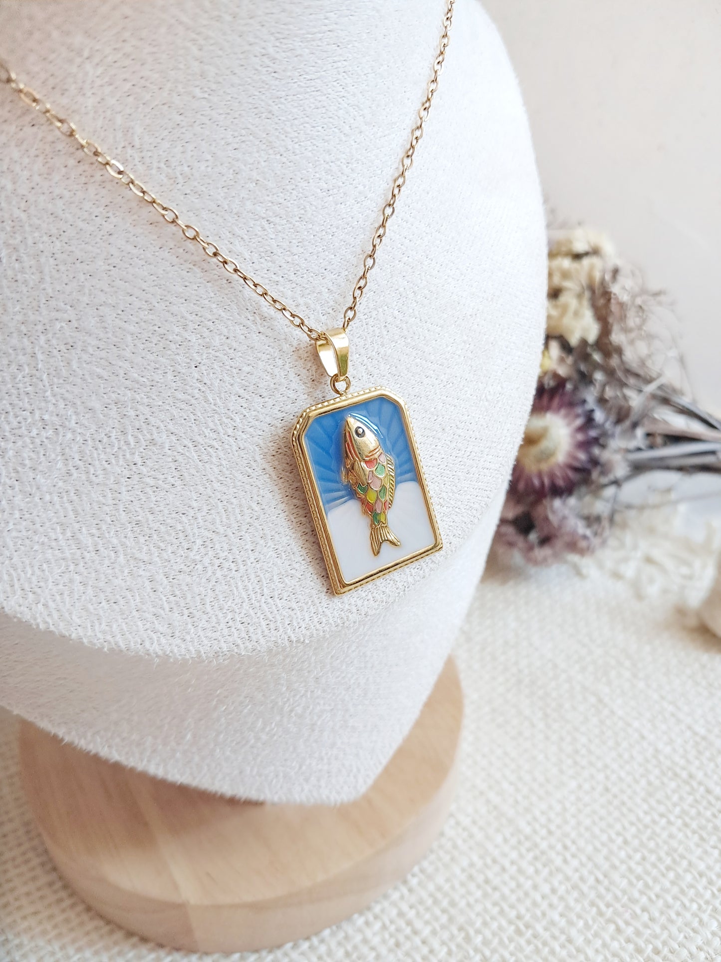 Collier pendentif plaque poisson colorée en acier inoxydable doré