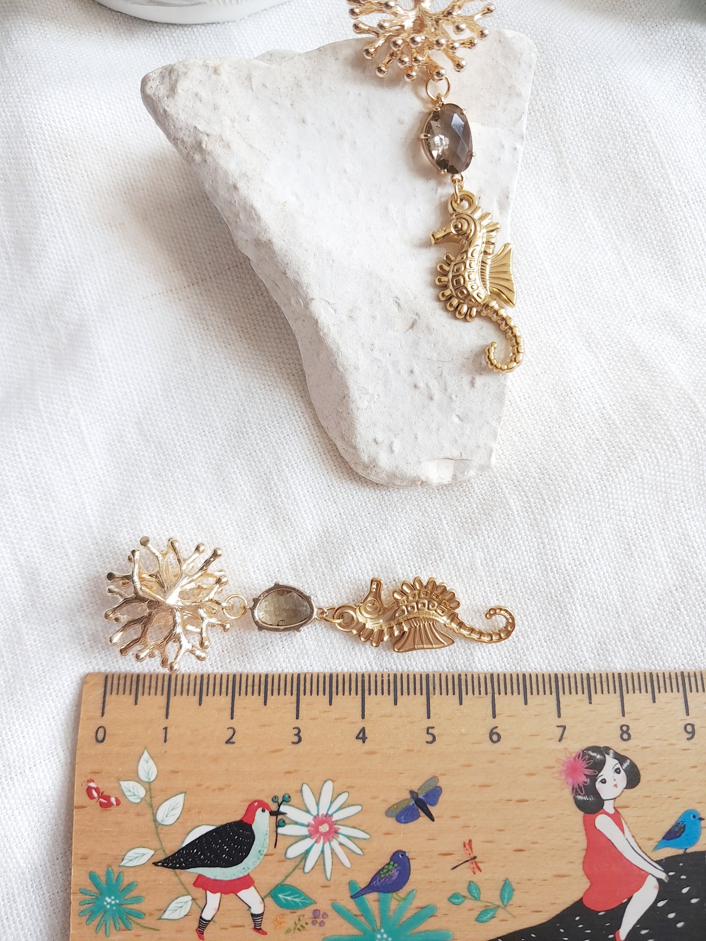 Boucles d'oreilles pendantes corail et hippocampe