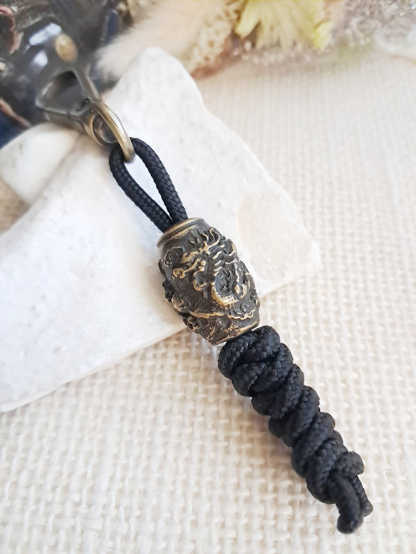 Porte-clés inspiré d'une cuirasse de Samouraï décorée d'un dragon