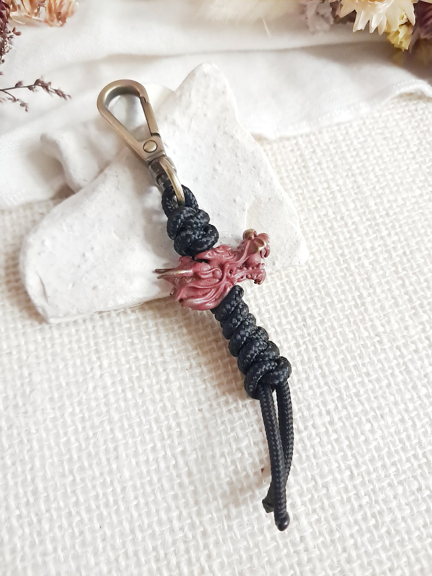 Porte-clés tête de dragon rouge en laiton