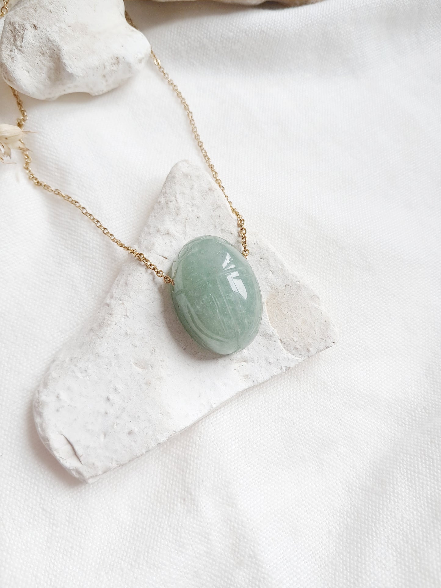 Collier scarabée en aventurine verte et acier inoxydable doré