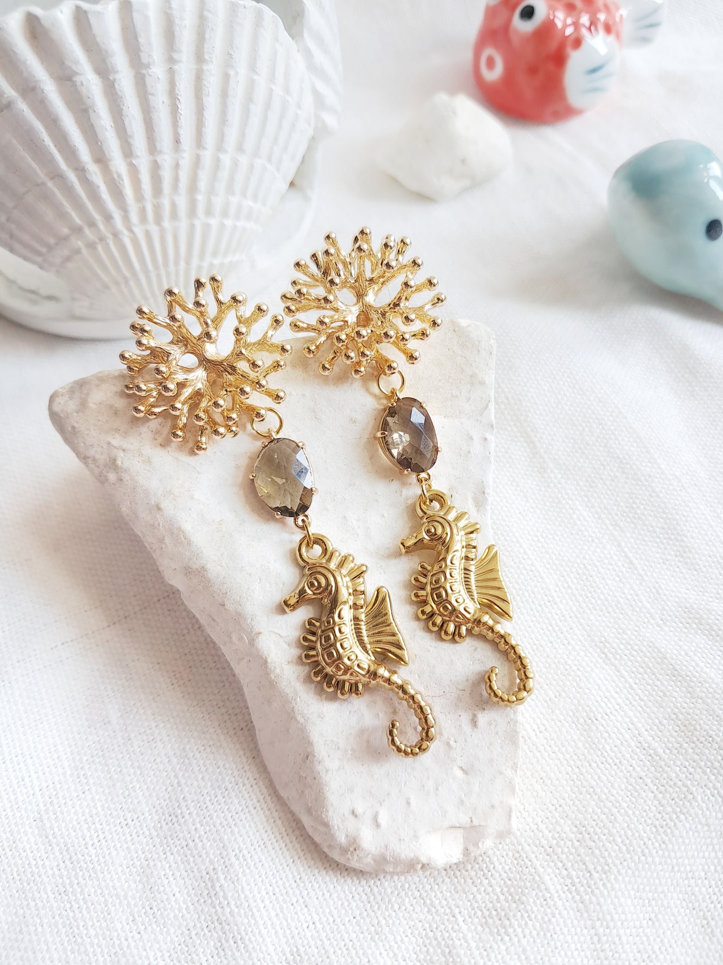 Boucles d'oreilles pendantes corail et hippocampe