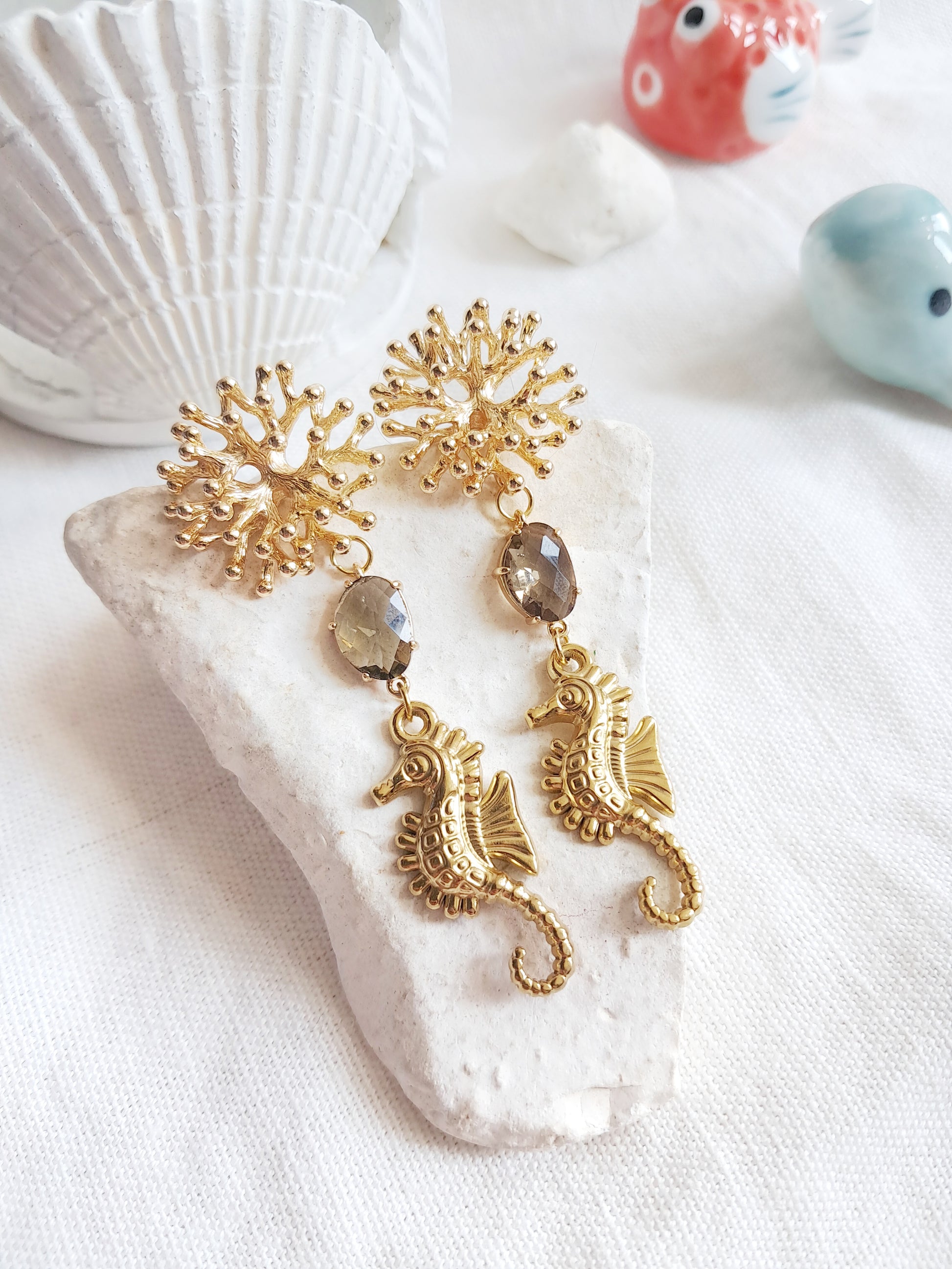 Boucles d'oreilles pendantes corail et hippocampe