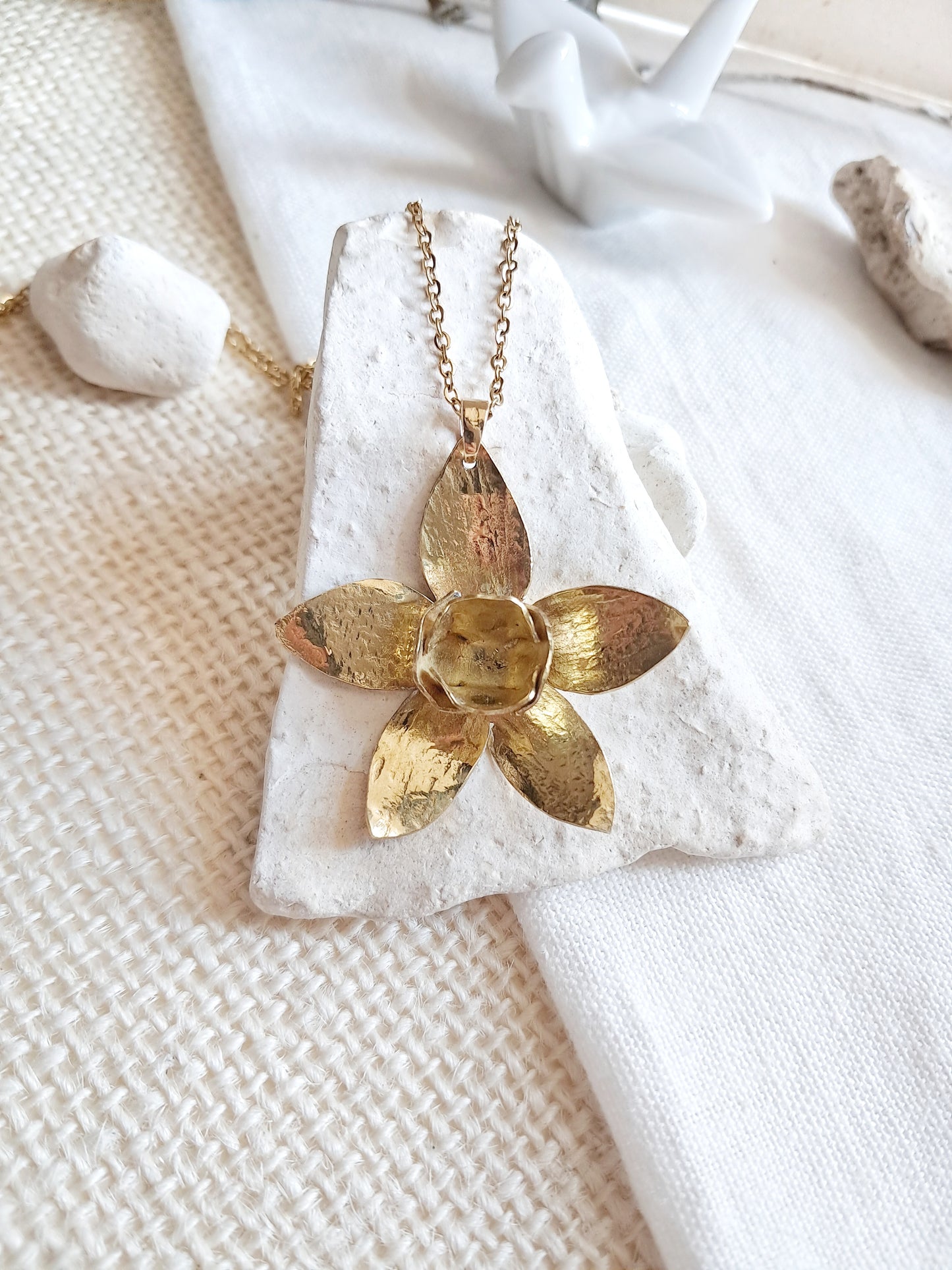 Collier fleur de narcisse jonquille