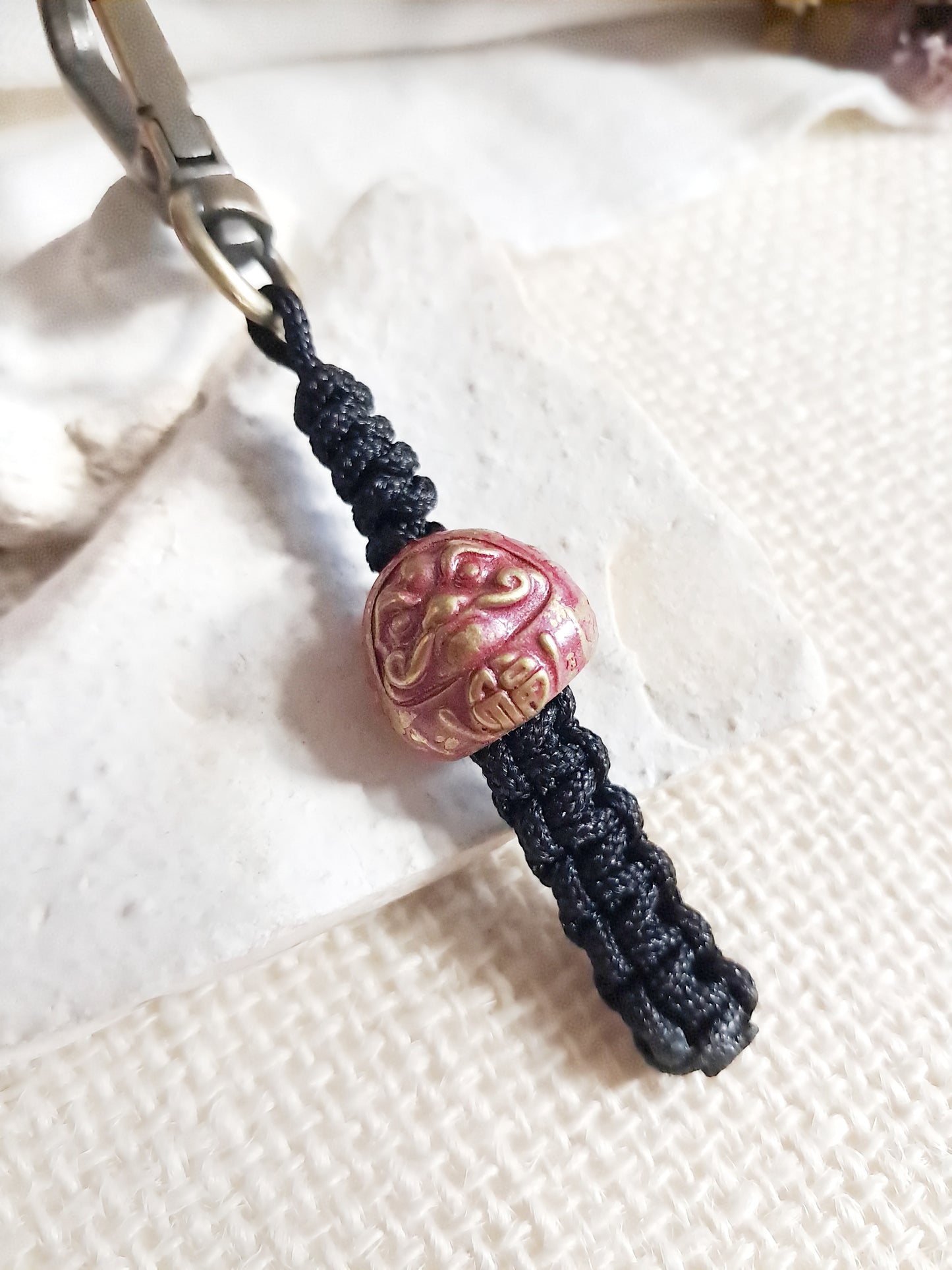 Porte-clés Daruma rouge japonais en laiton