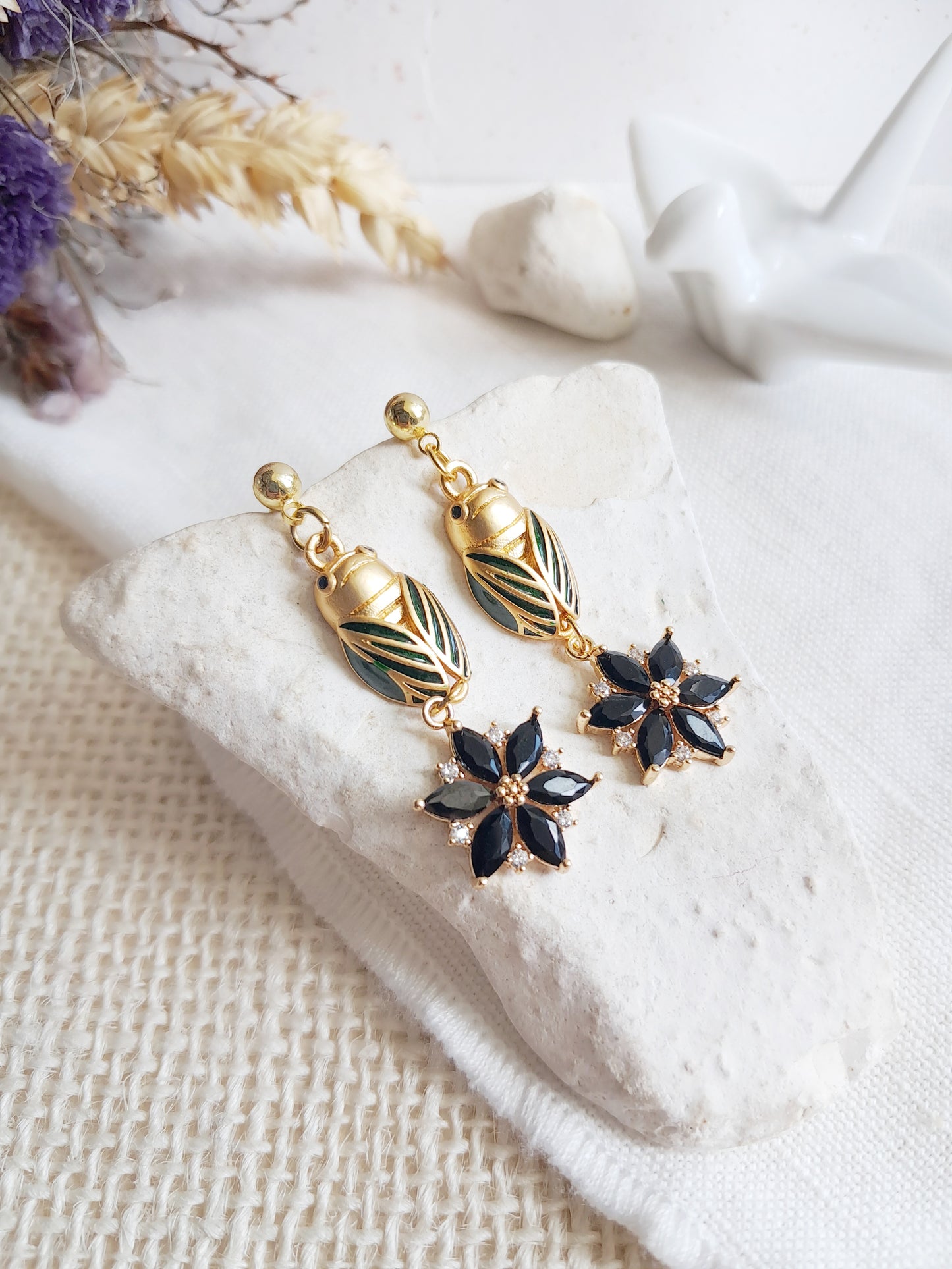 Boucles d'oreilles pendantes cigales et fleurs