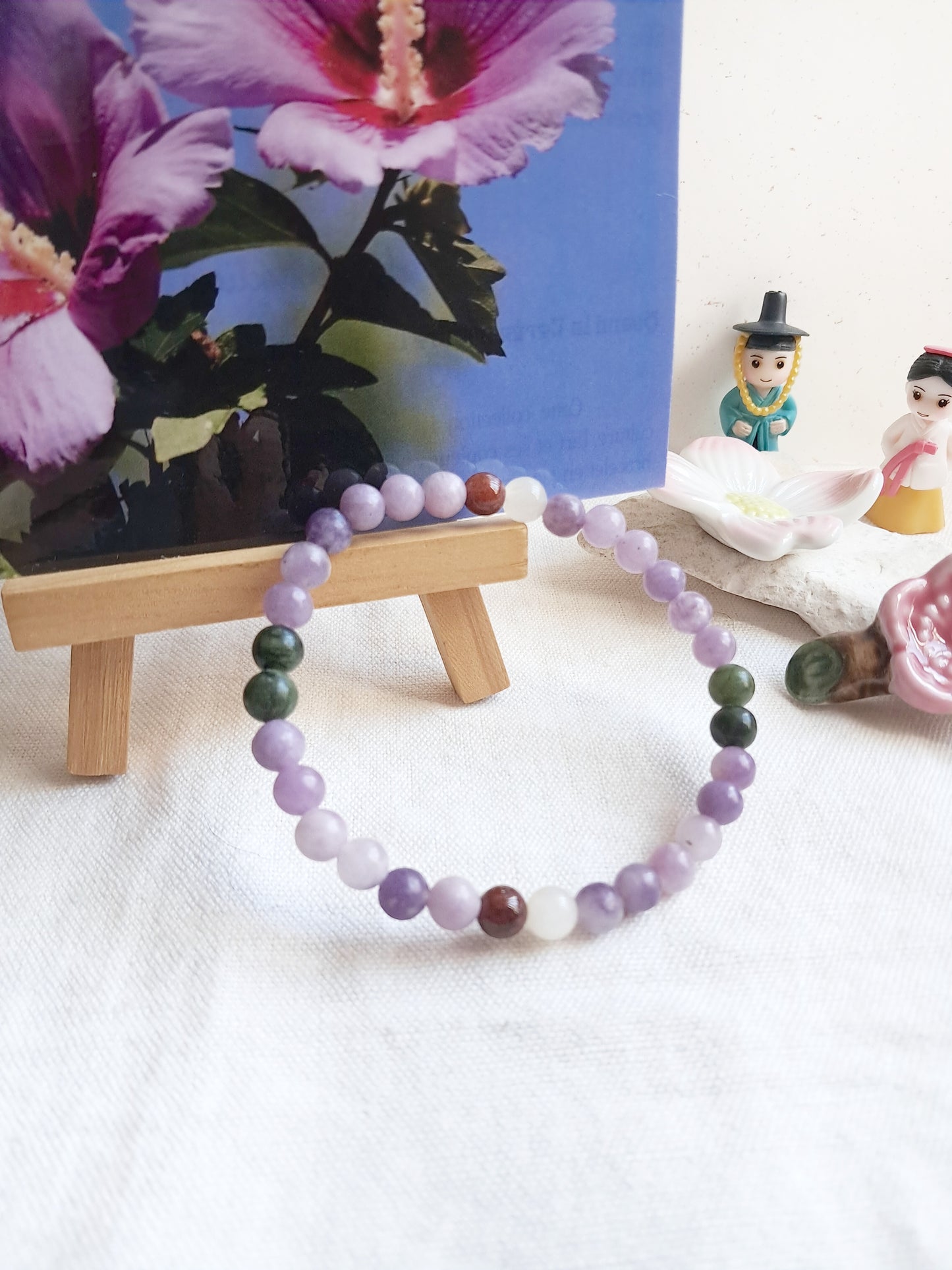 Bracelet fleur d'hibiscus (무궁화) en jade, quartz et lépidolite 