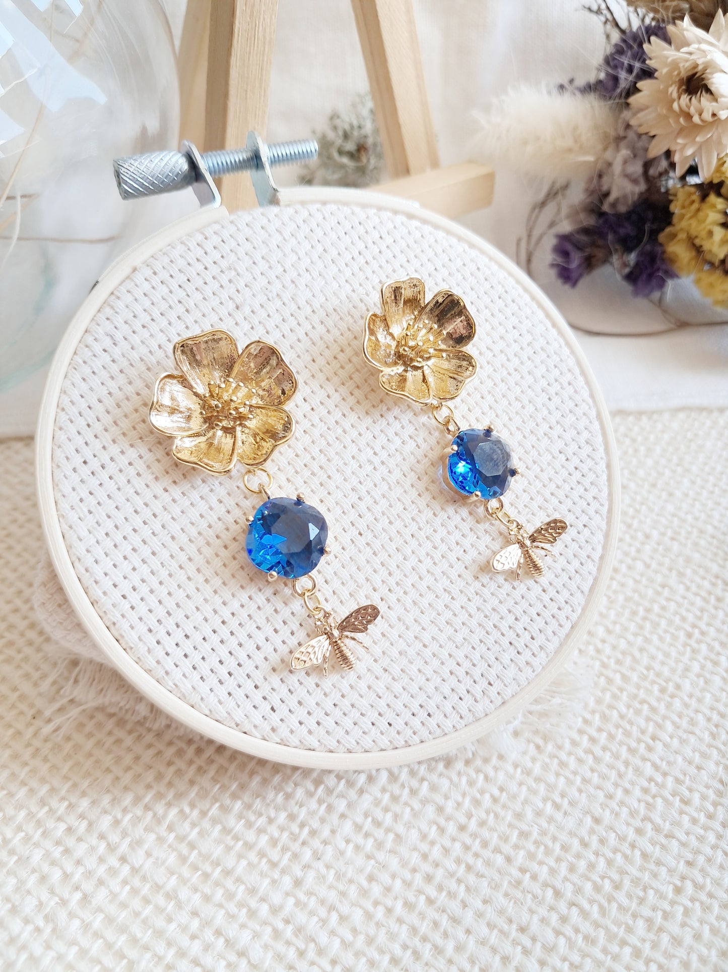 Boucles d'oreilles fleurs de camélia et abeilles bleues