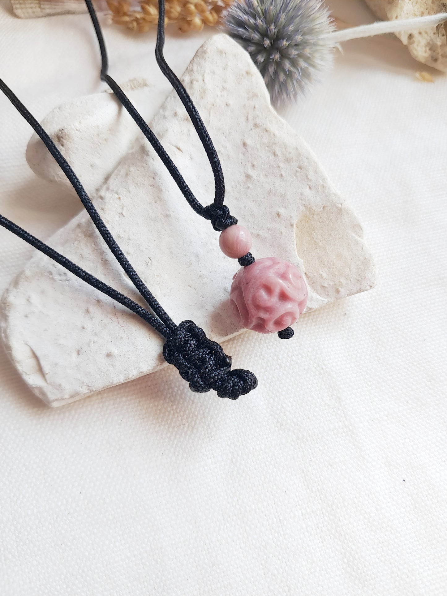 Collier ajustable boule sculptée en rhodonite