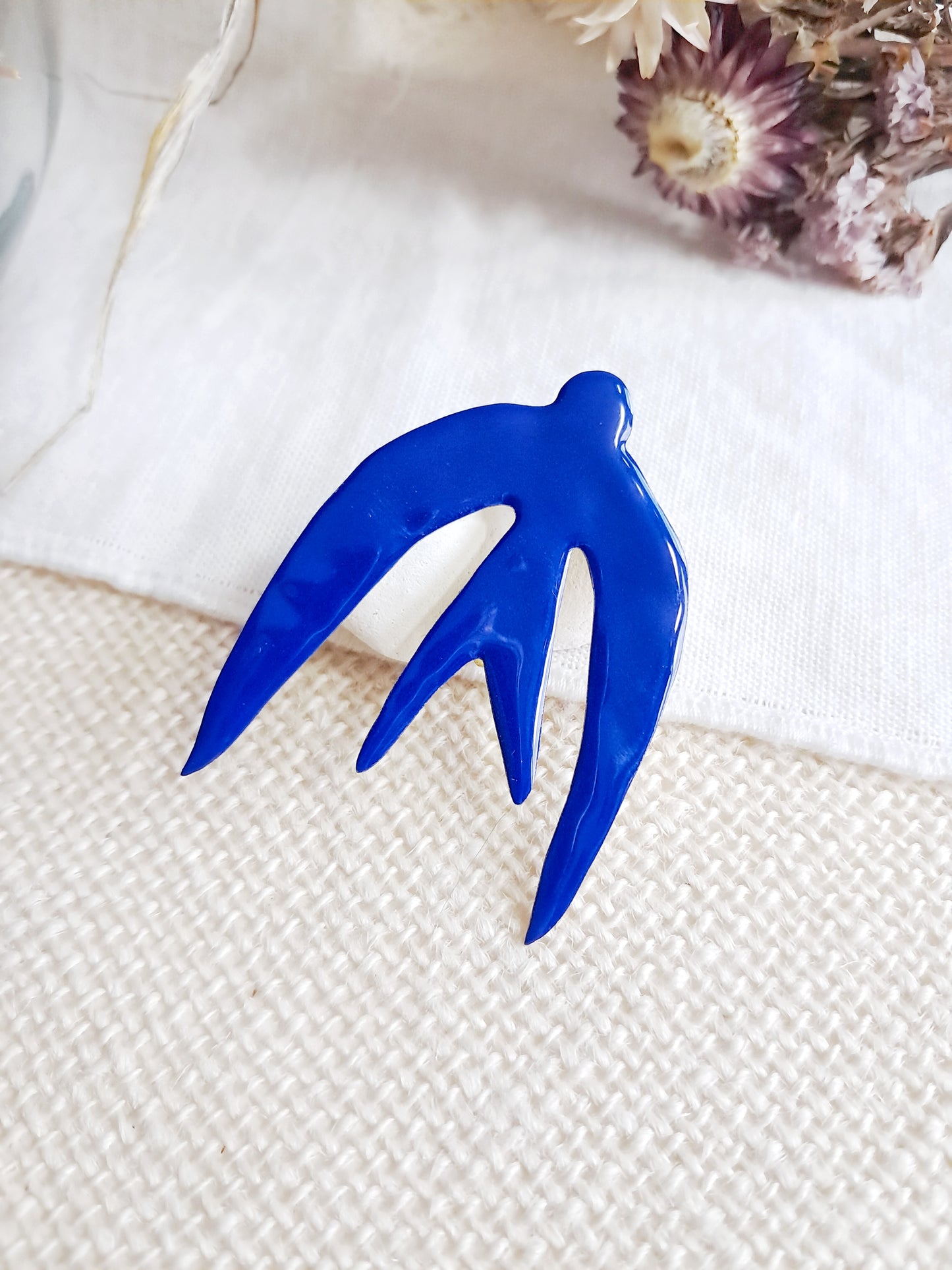 Broche oiseau bleu de Matisse en laiton et émail