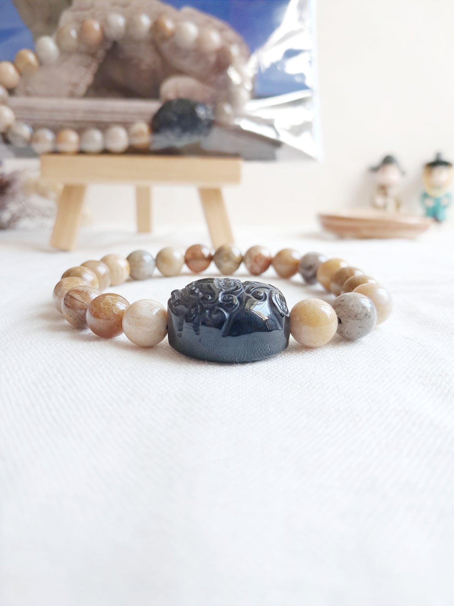 Bracelet Haechi (해치) en fossile de corail (agate chrysanthème) et obsidienne