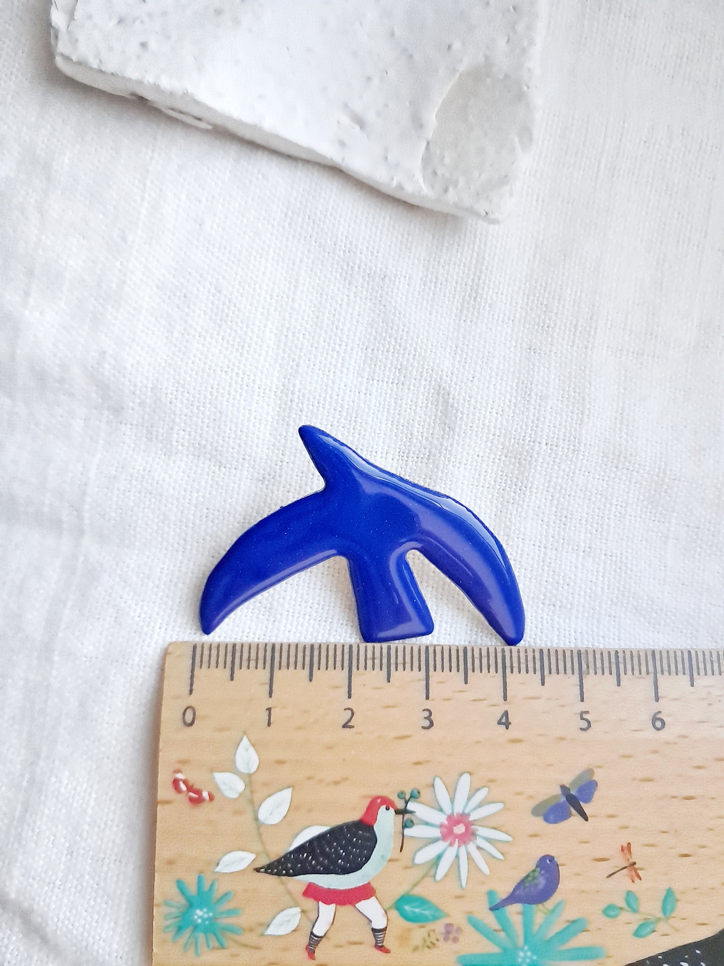 Pin's oiseau bleu de Matisse en laiton et émail