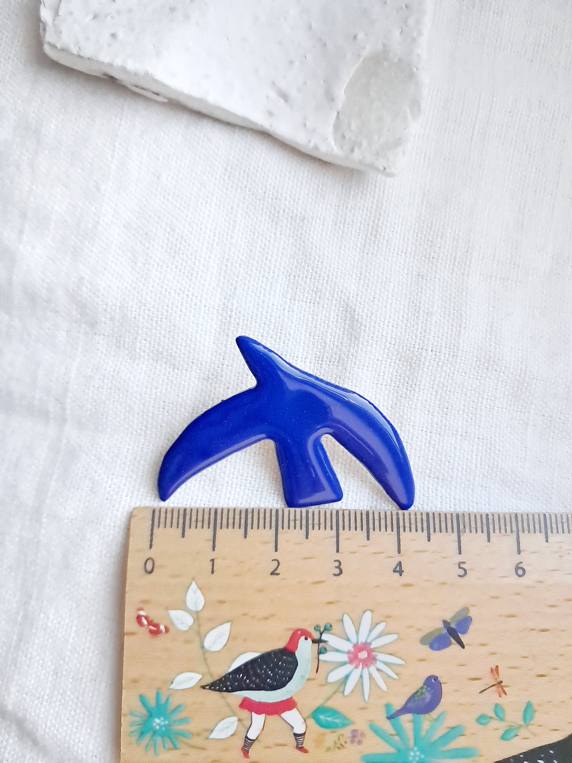 Pin's oiseau bleu de Matisse en laiton et émail