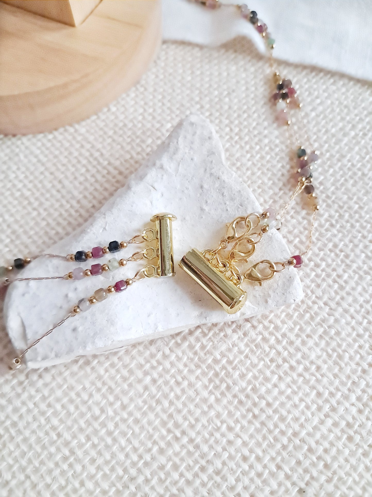 Collier sautoir triple rangs en tourmaline et en acier inoxydable doré