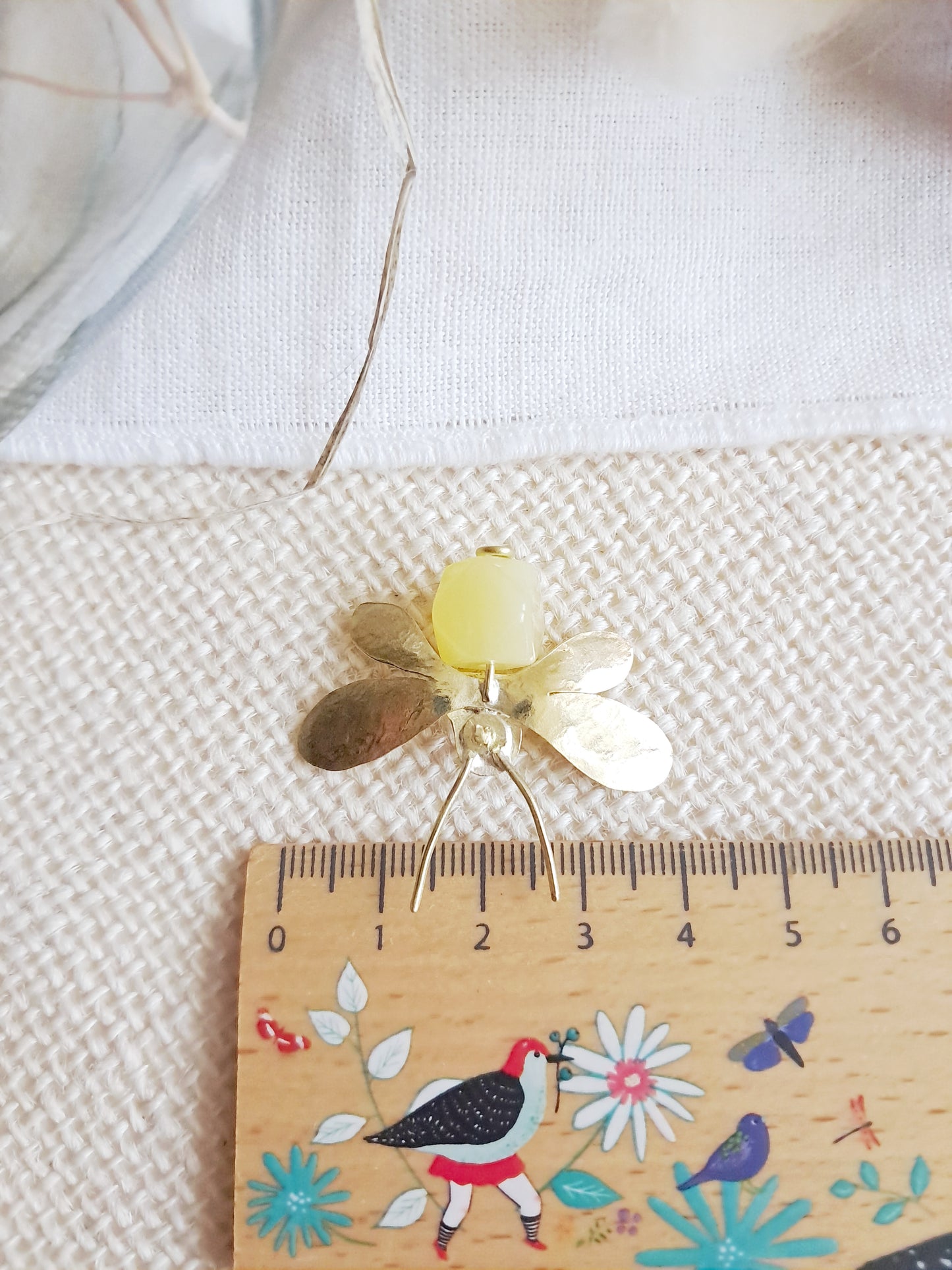 Pin's abeille en laiton et ambre jaune