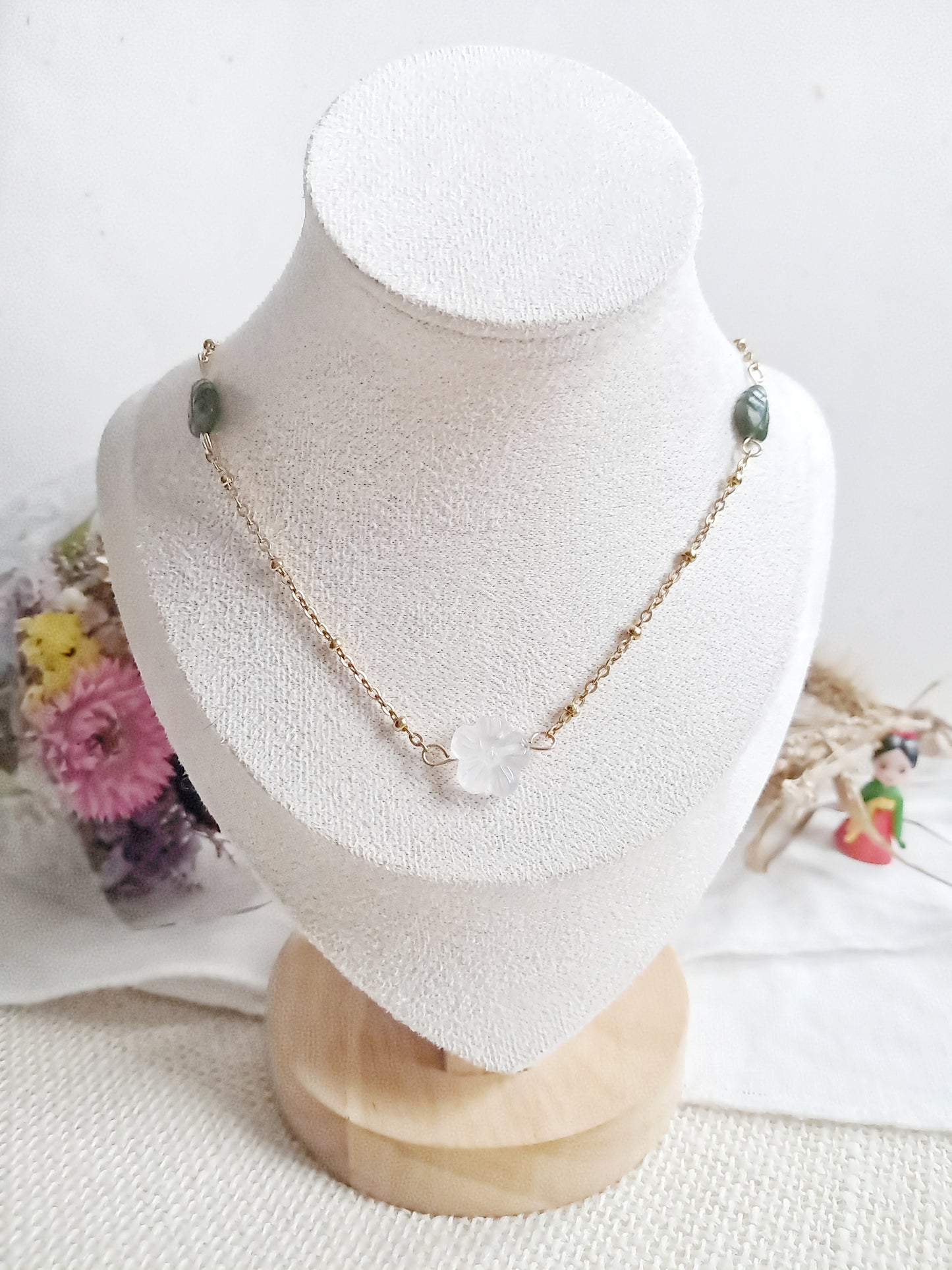 Collier fleur de cerisier (벚꽃) en quartz rose, jade vert et acier inoxydable