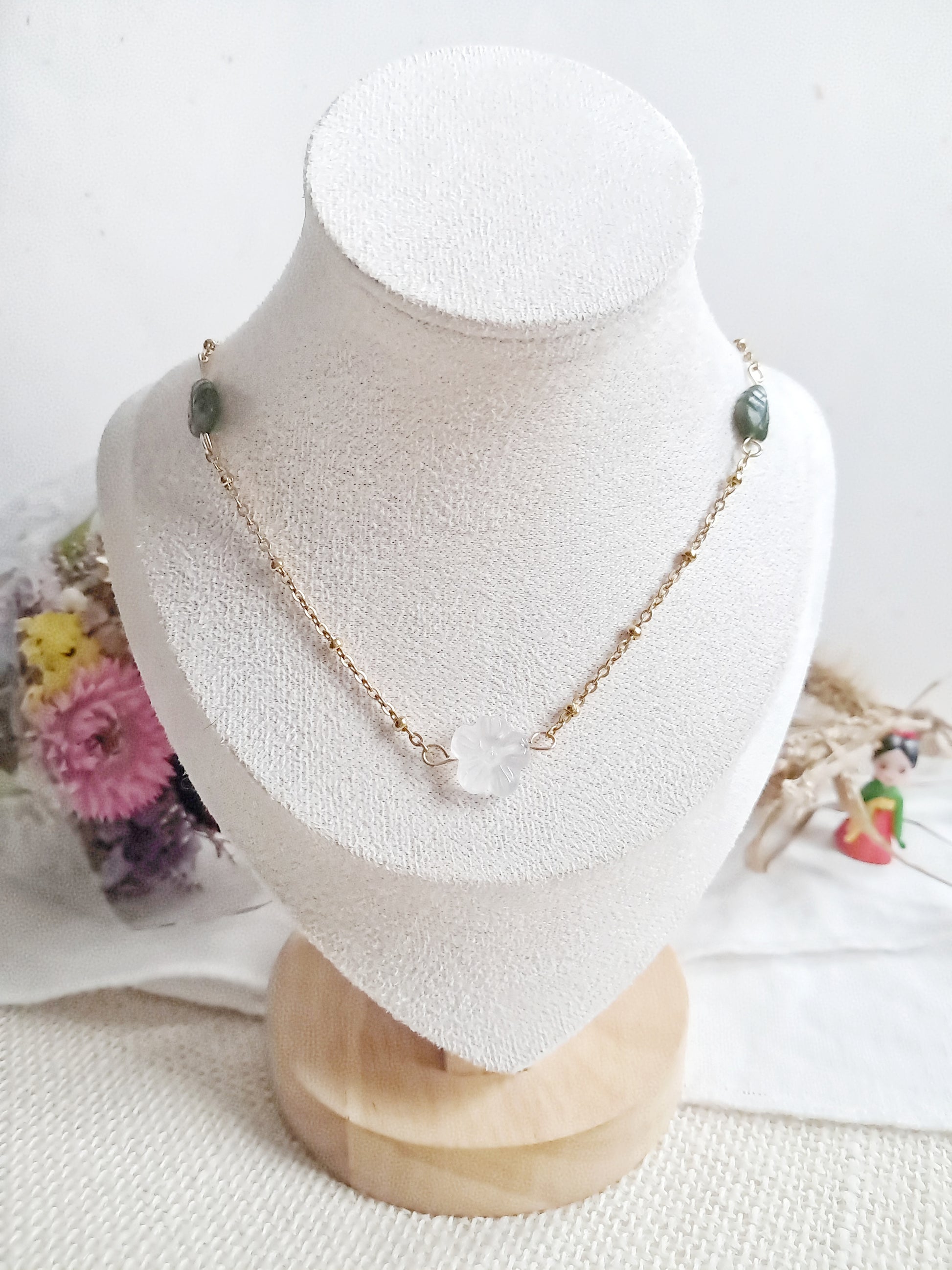 Collier fleur de cerisier (벚꽃) en quartz rose, jade vert et acier inoxydable