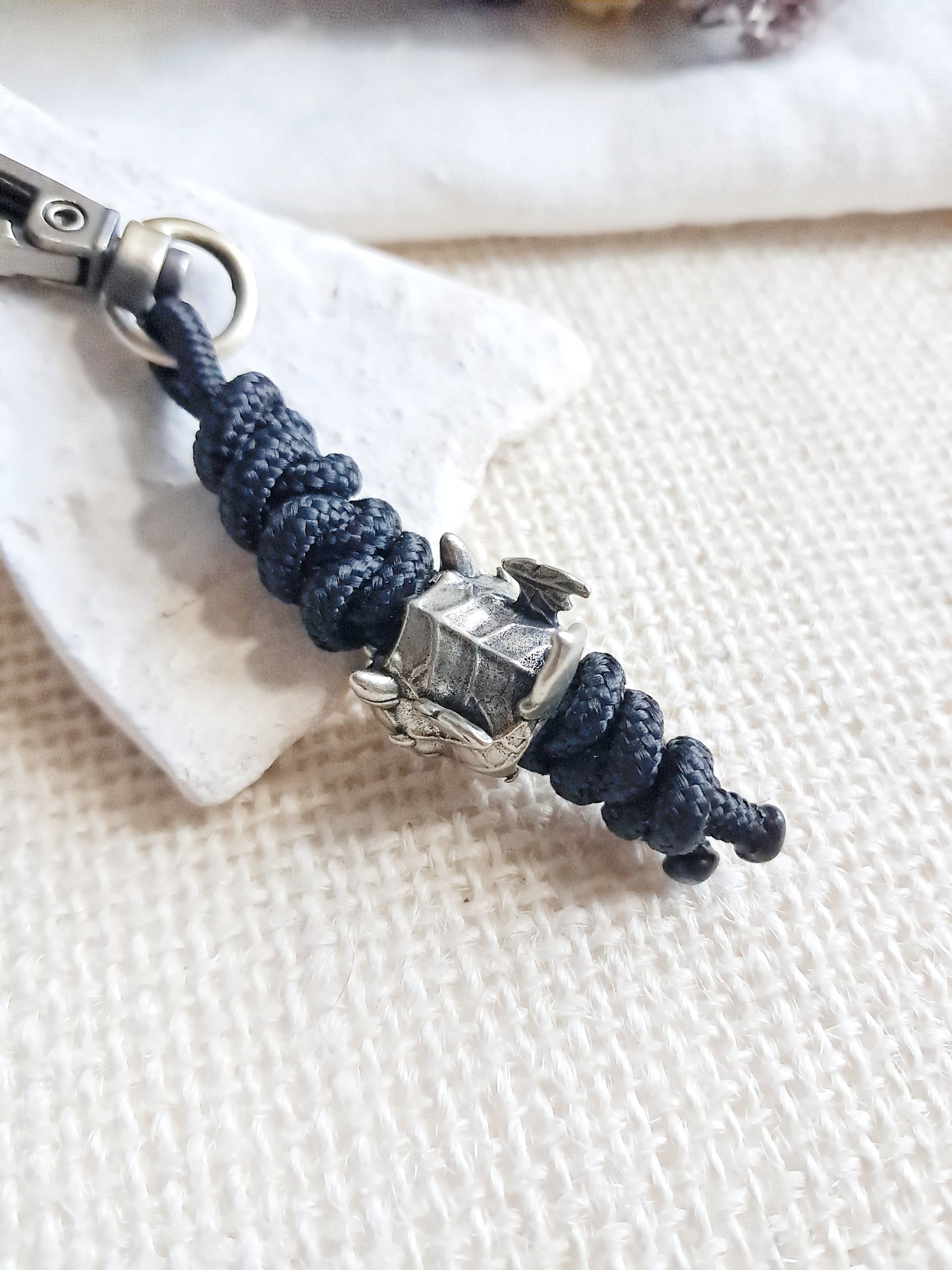 Porte-clés bébé dragon en laiton