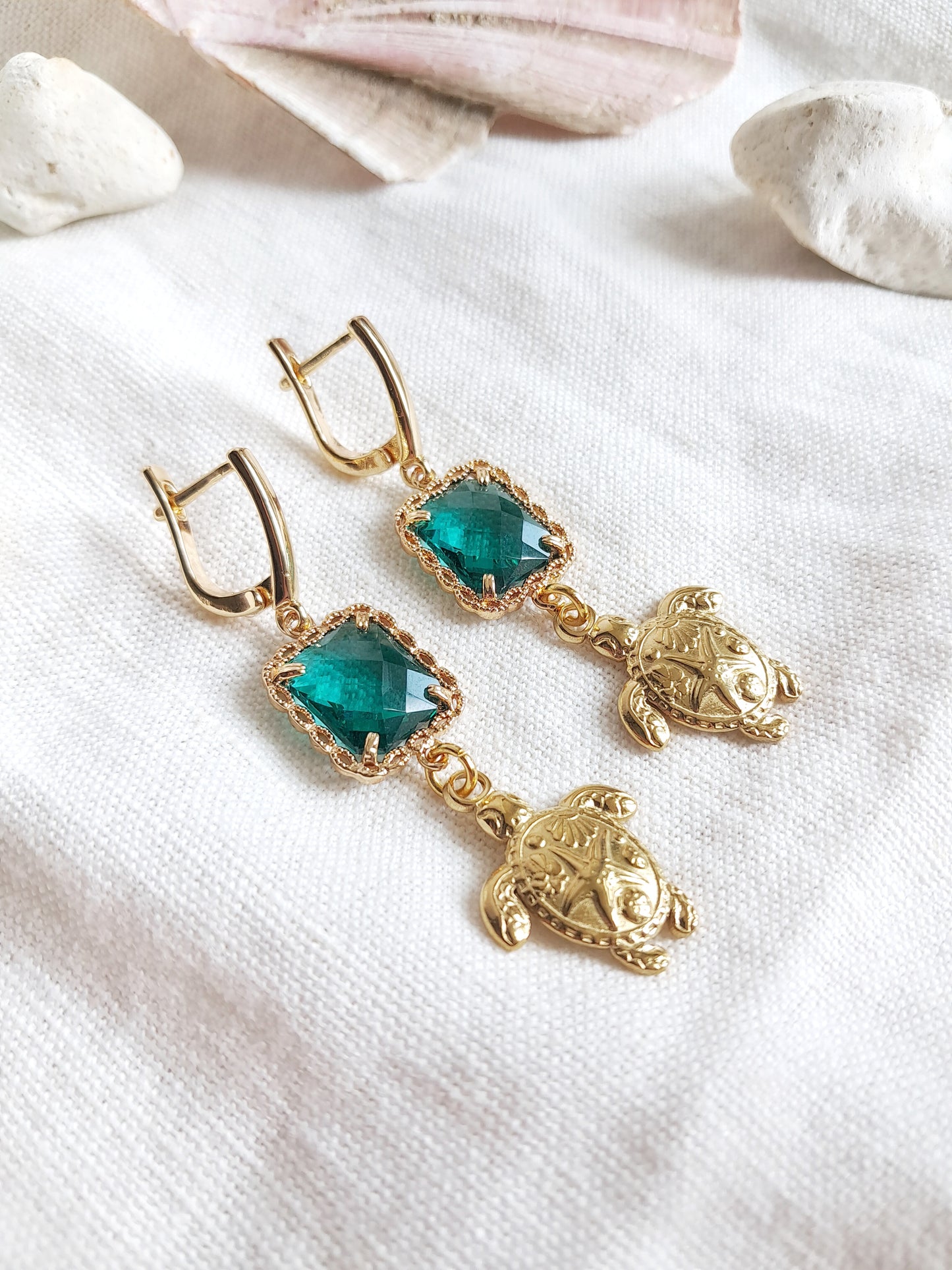 Boucles d'oreilles gemmes vertes et tortues