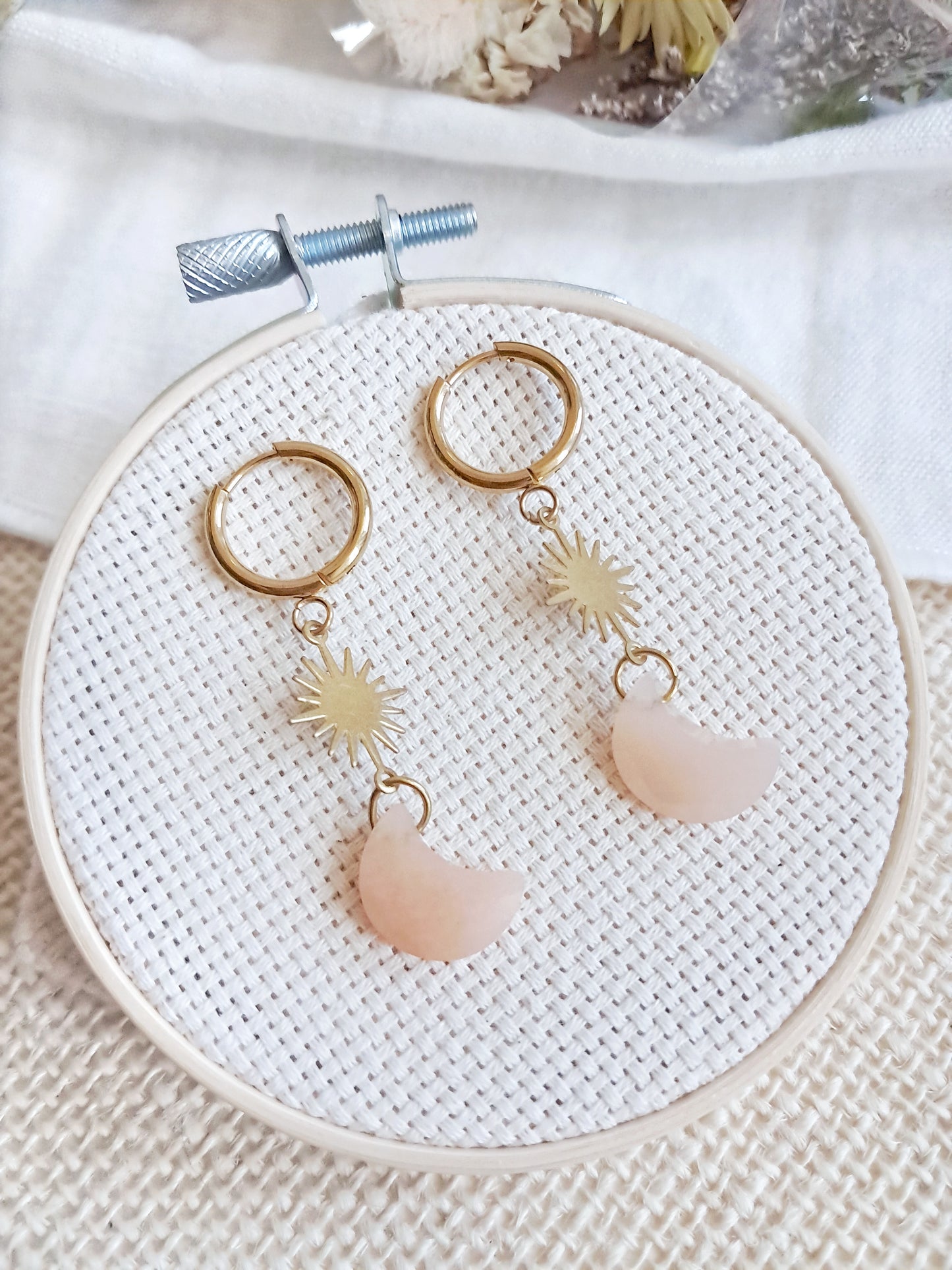 Boucles d'oreilles créoles soleil et lune en aventurine