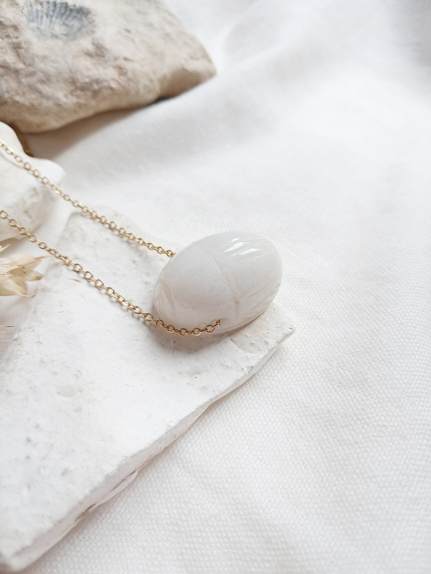 Collier scarabée en jade blanc et acier inoxydable doré