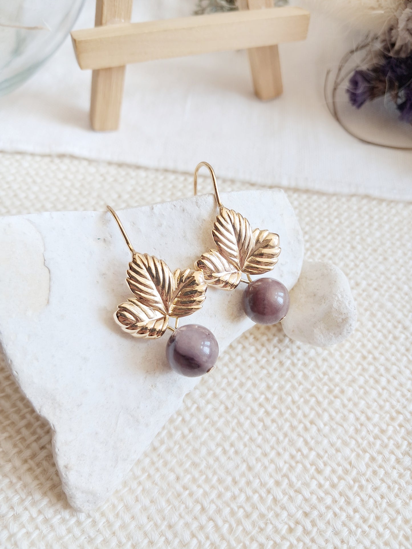 Boucles d'oreilles feuilles de fraisier et perles en quartz violet